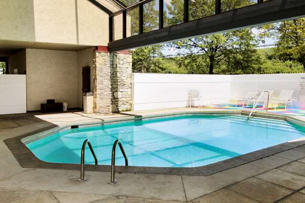 Pool - Econo Lodge Airport Holland - I-475, Exit 8