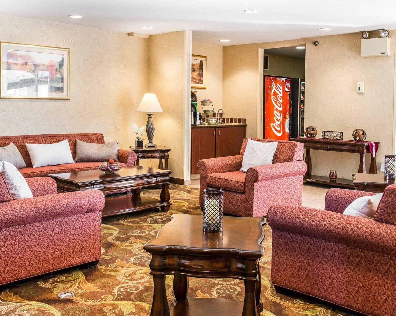 Lobby with sitting area | Quality Inn Holland