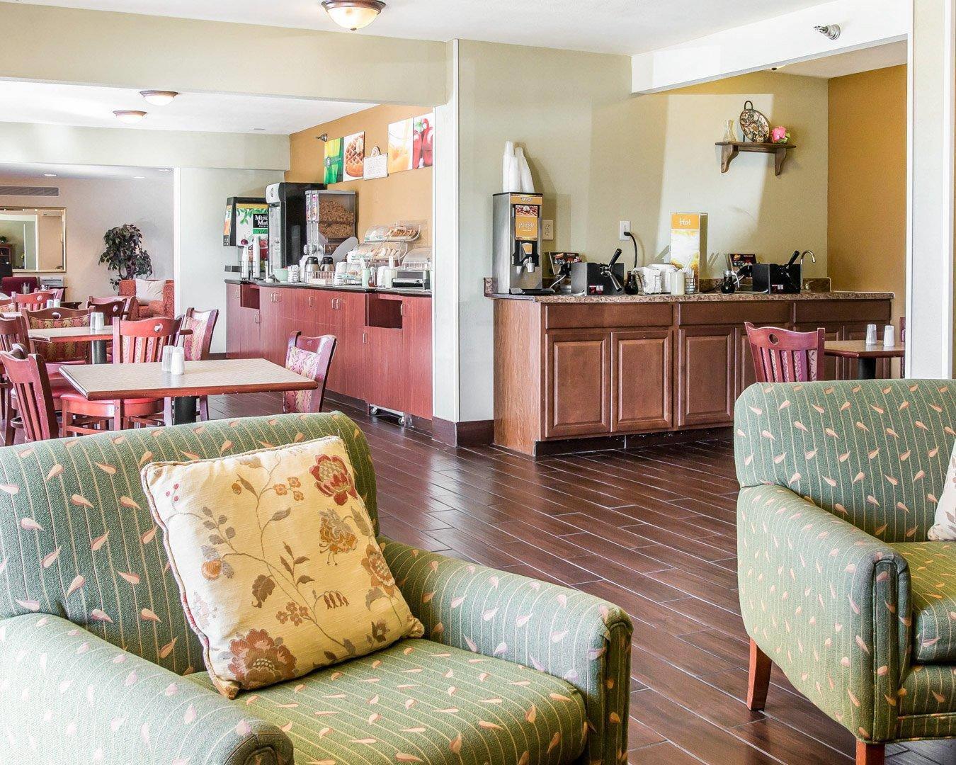 Enjoy breakfast in this spacious area | Quality Inn Holland