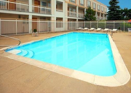 Outdoor pool with sundeck | Quality Inn Holland