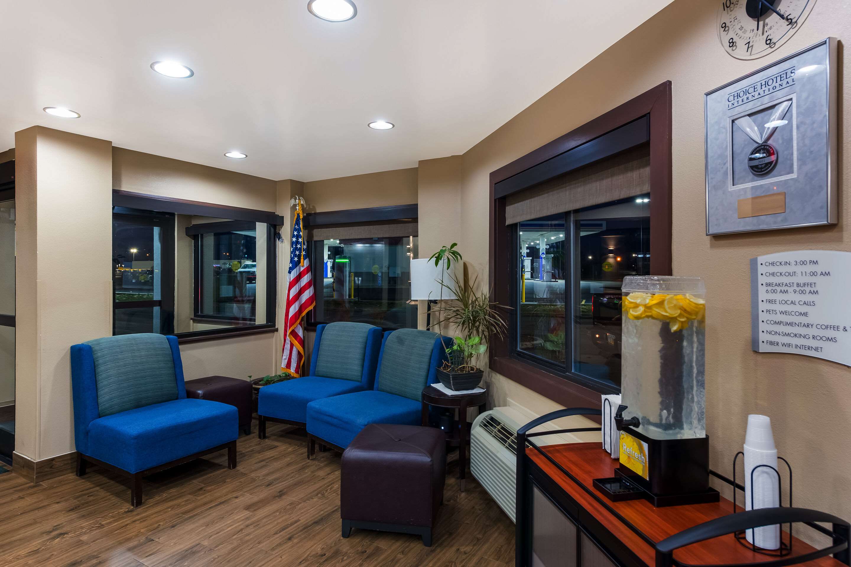 Lobby with sitting area | Quality Inn