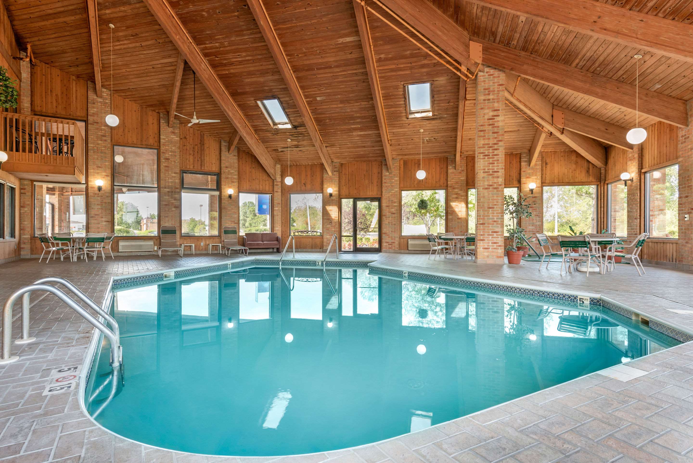 Indoor pool | Quality Inn Washington Court House