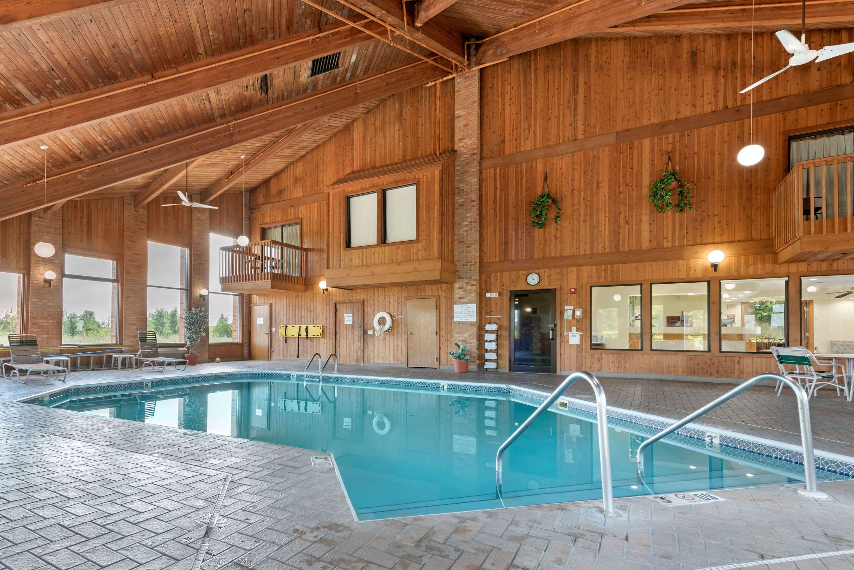 Indoor pool | Quality Inn Washington Court House