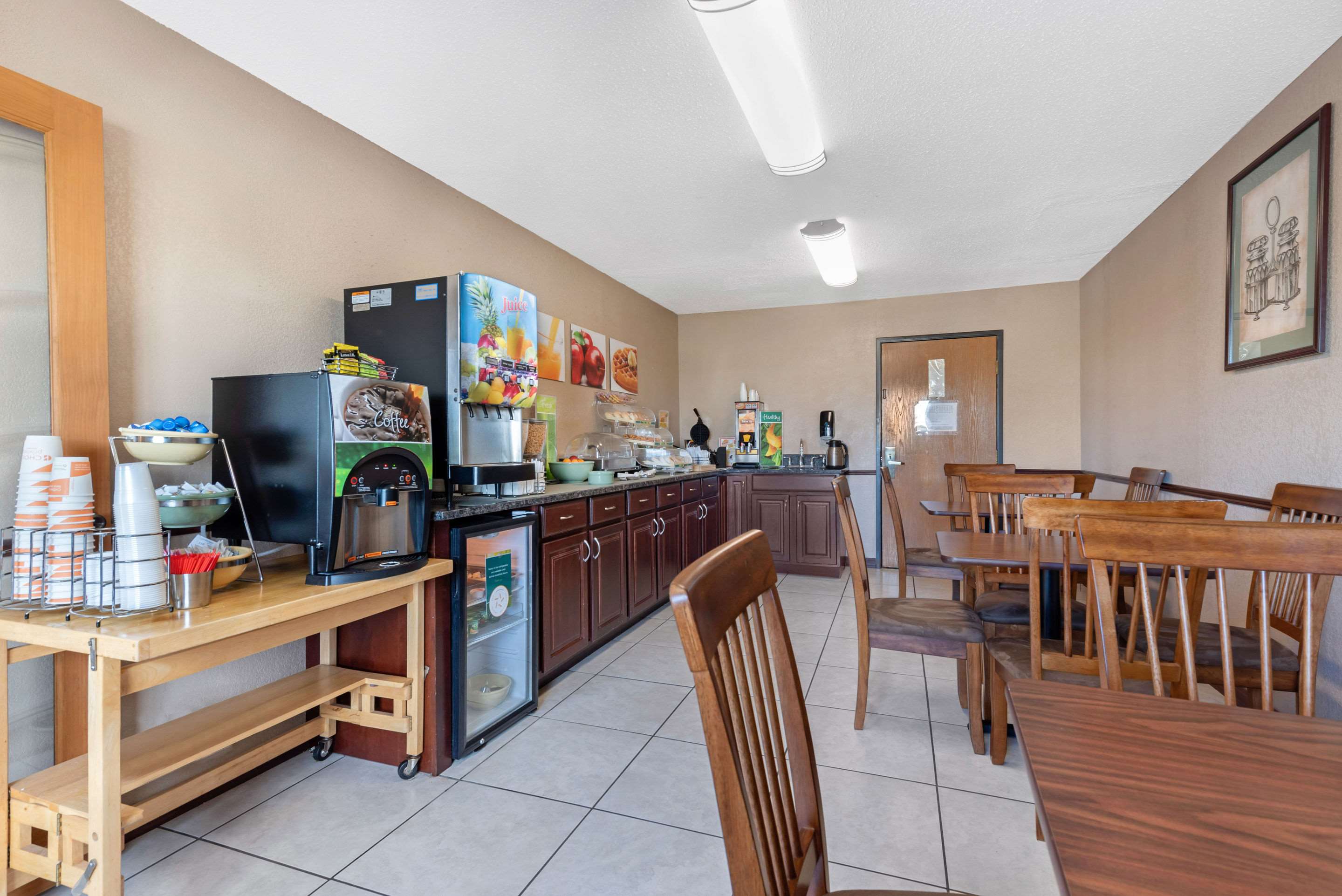 Enjoy breakfast in this seating area | Quality Inn Washington Court House