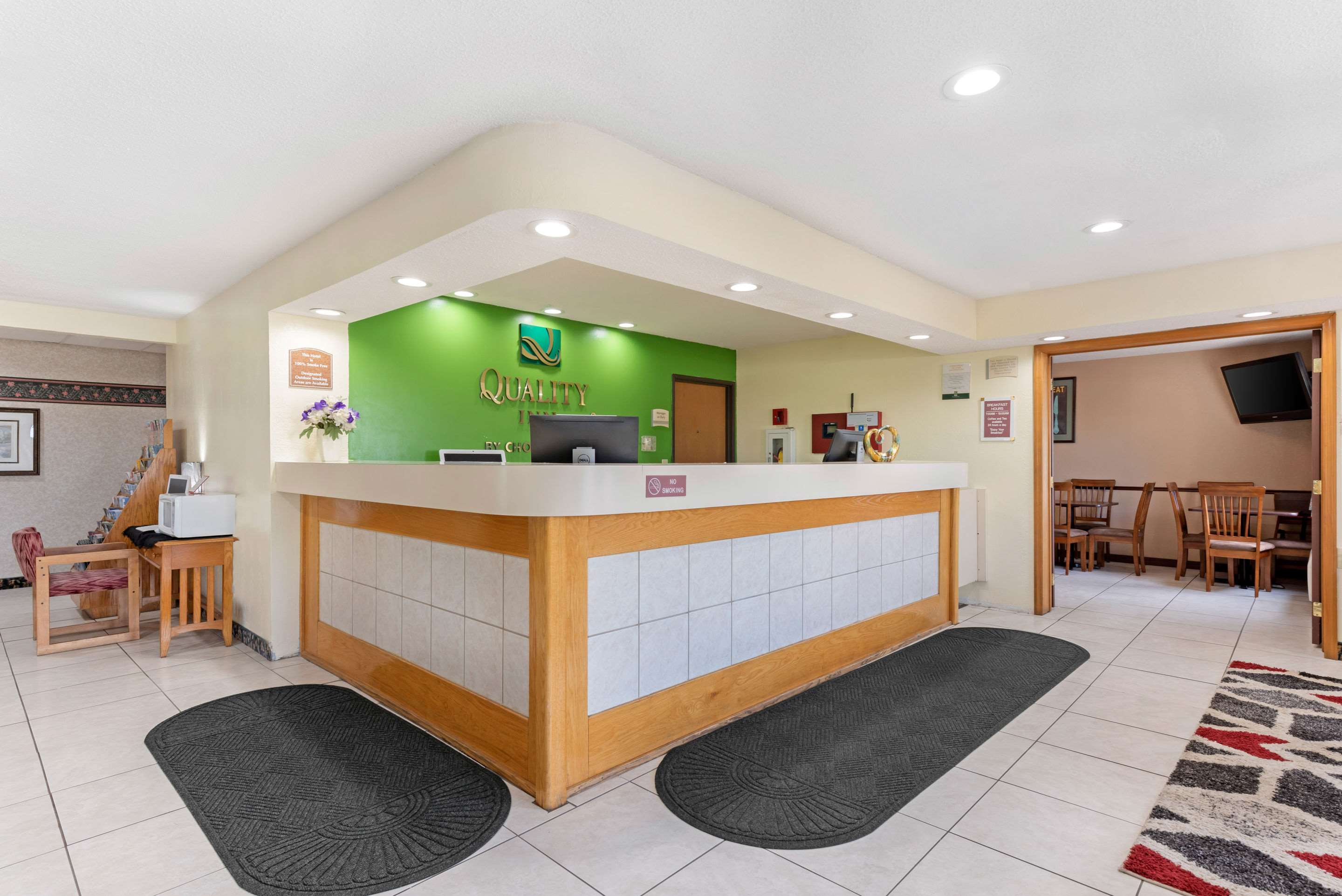 Front desk with friendly staff | Quality Inn Washington Court House
