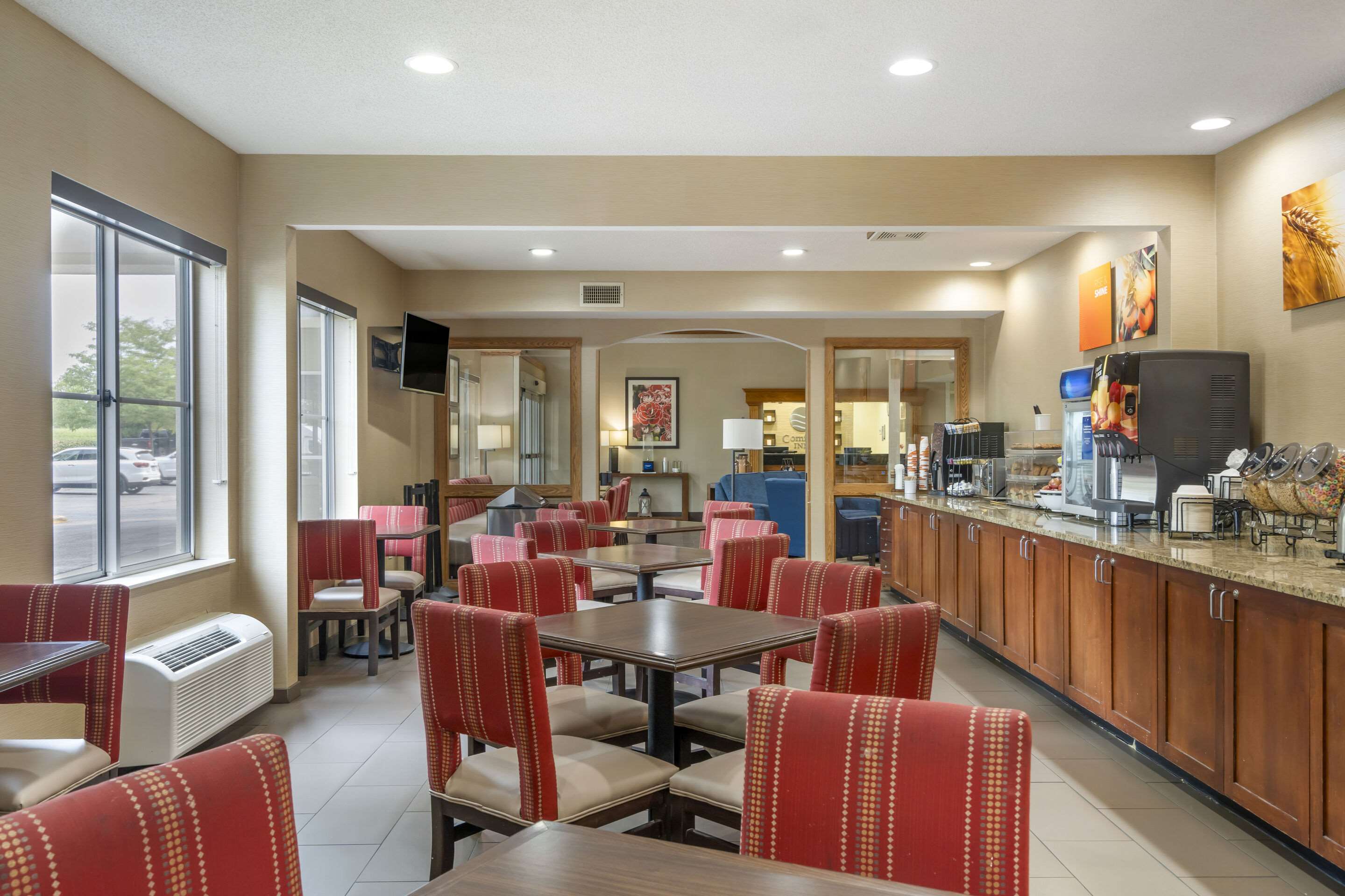 Breakfast area | Comfort Inn North/Polaris