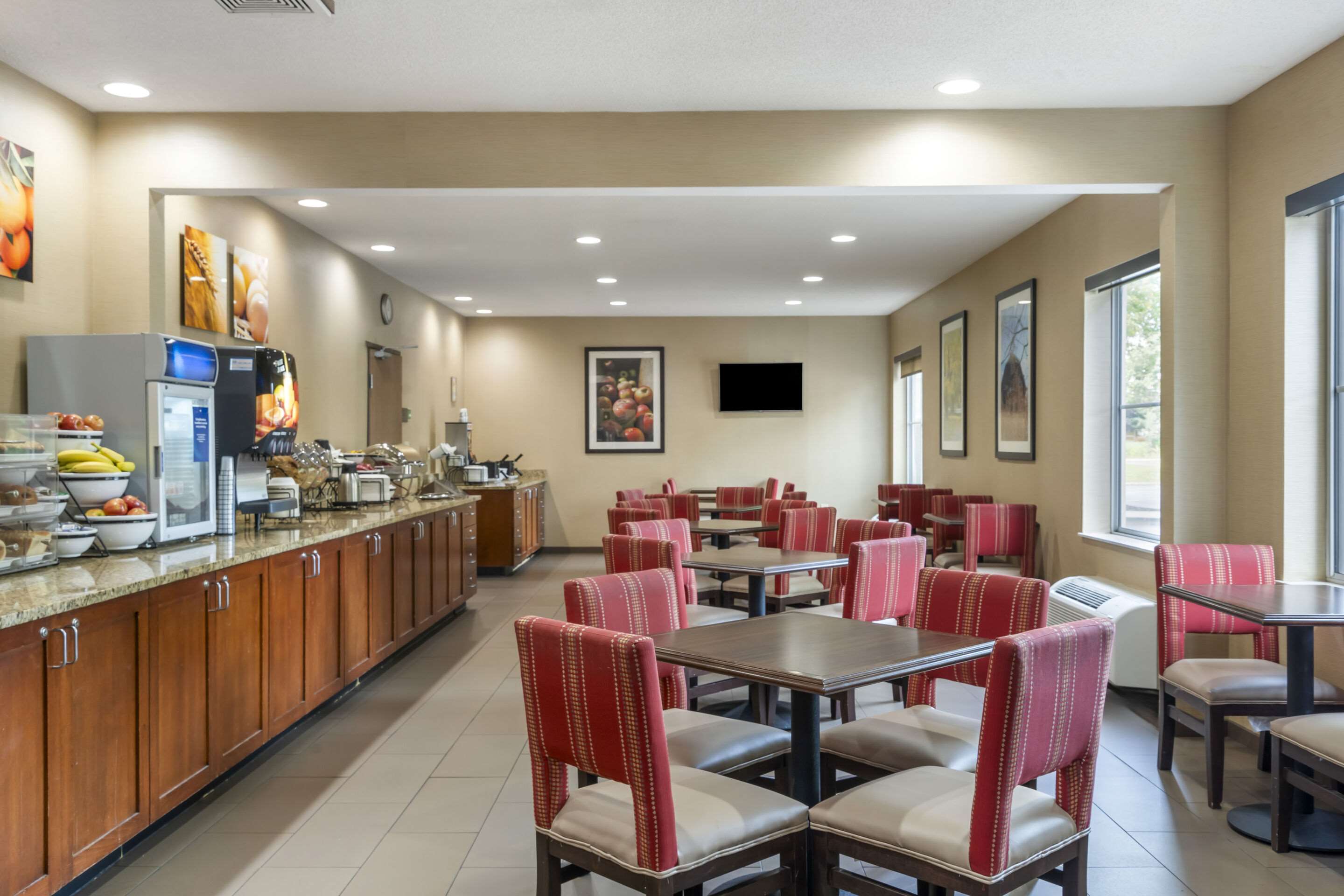 Breakfast area | Comfort Inn North/Polaris