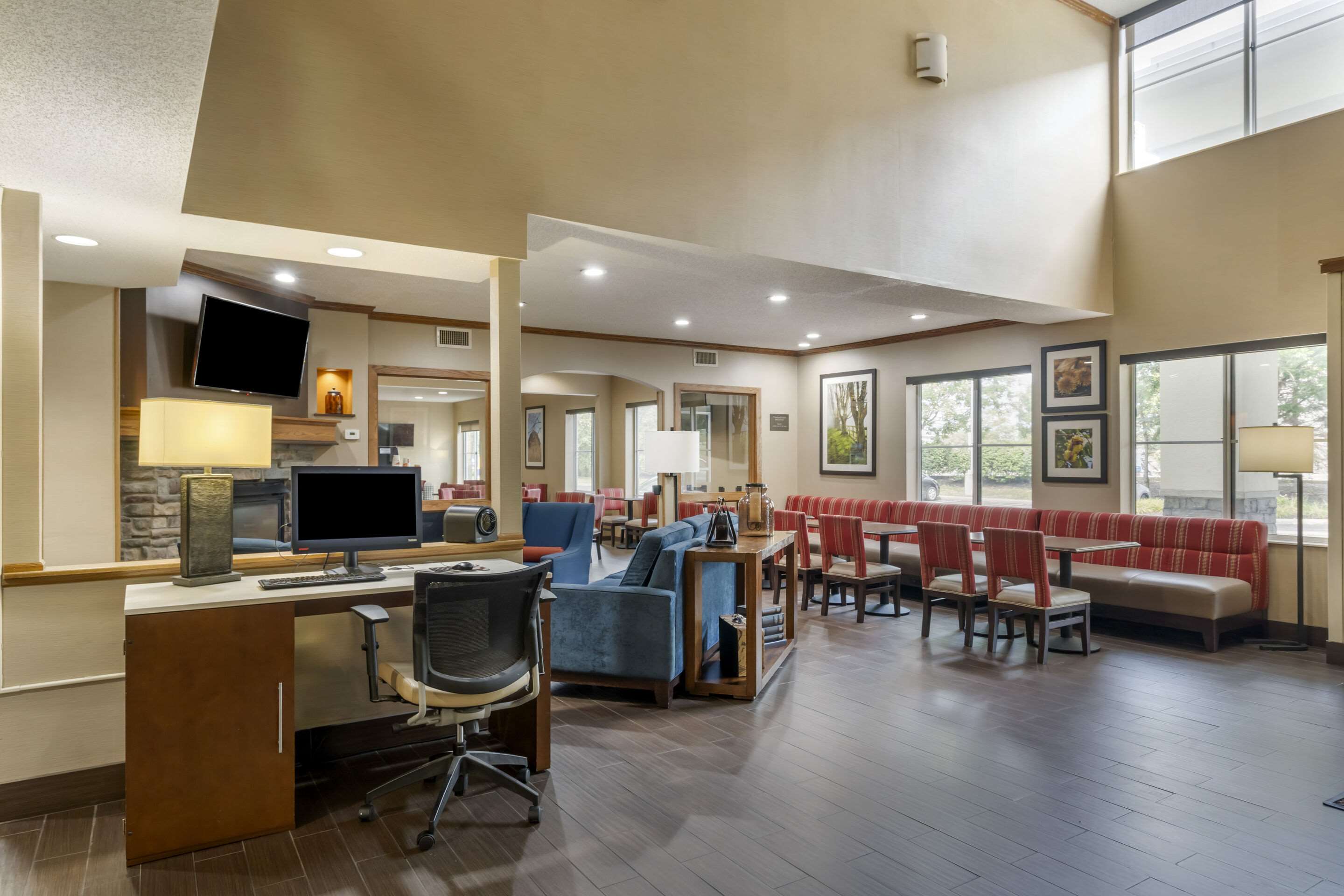 Computer in the lobby | Comfort Inn North/Polaris