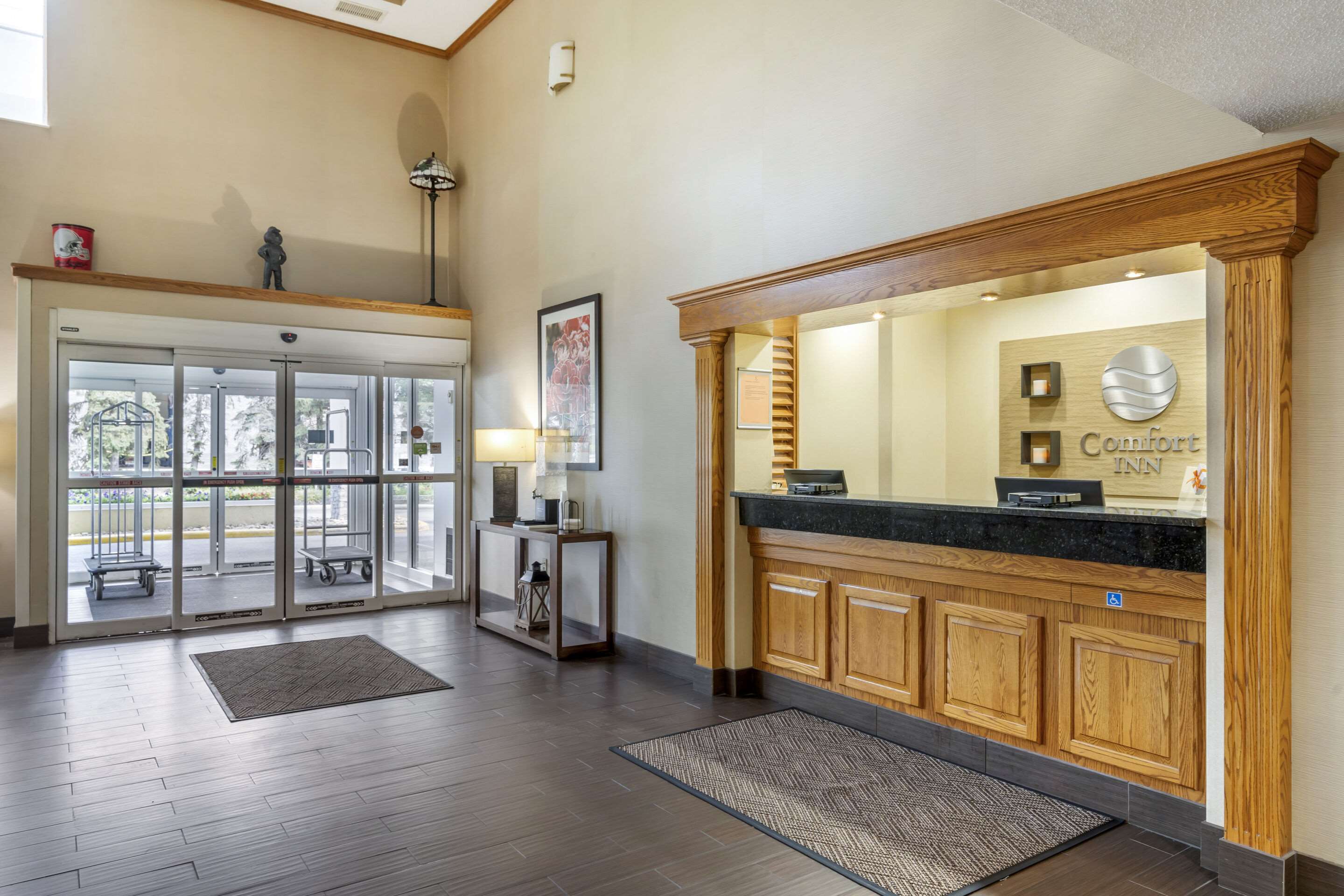 Front desk | Comfort Inn North/Polaris