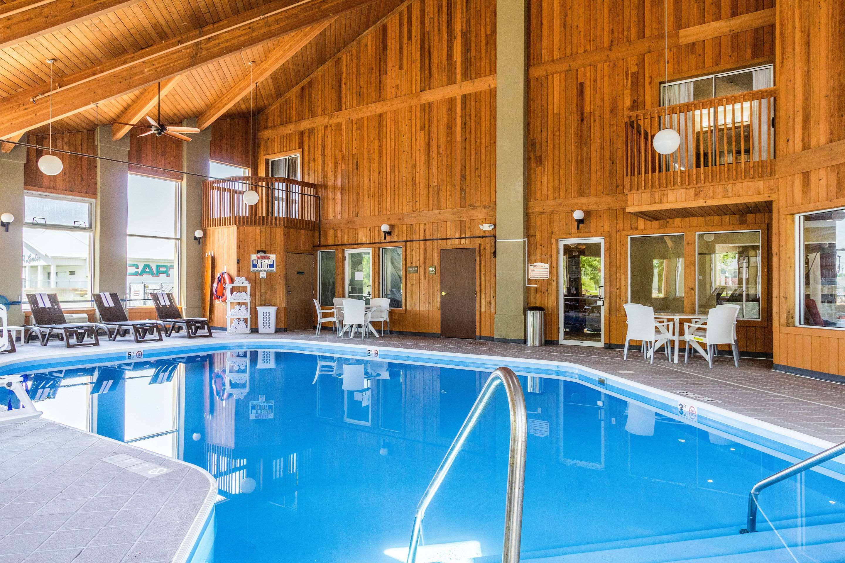Indoor pool | Comfort Inn Norwalk - Sandusky
