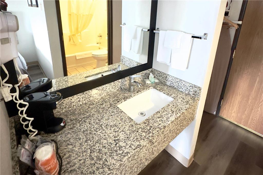 QUALITY INN-guestroom-Guest Room,Bathroom,On-Site.jpg
