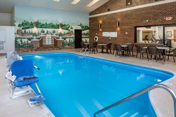 Pool - Quality Inn & Suites Zanesville