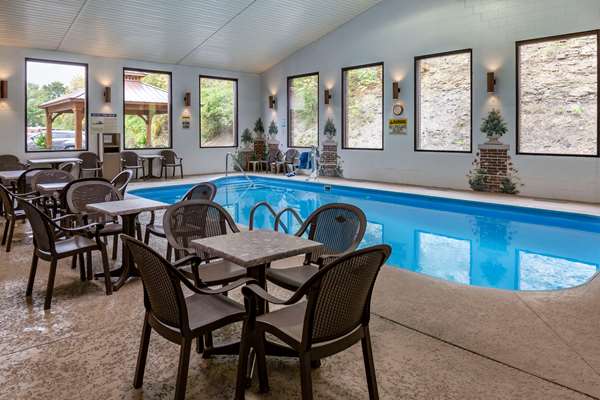 Pool - Quality Inn & Suites Zanesville