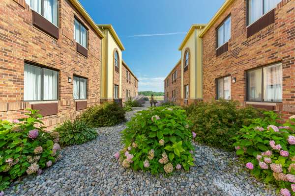 Pool - Quality Inn Northeast Toledo