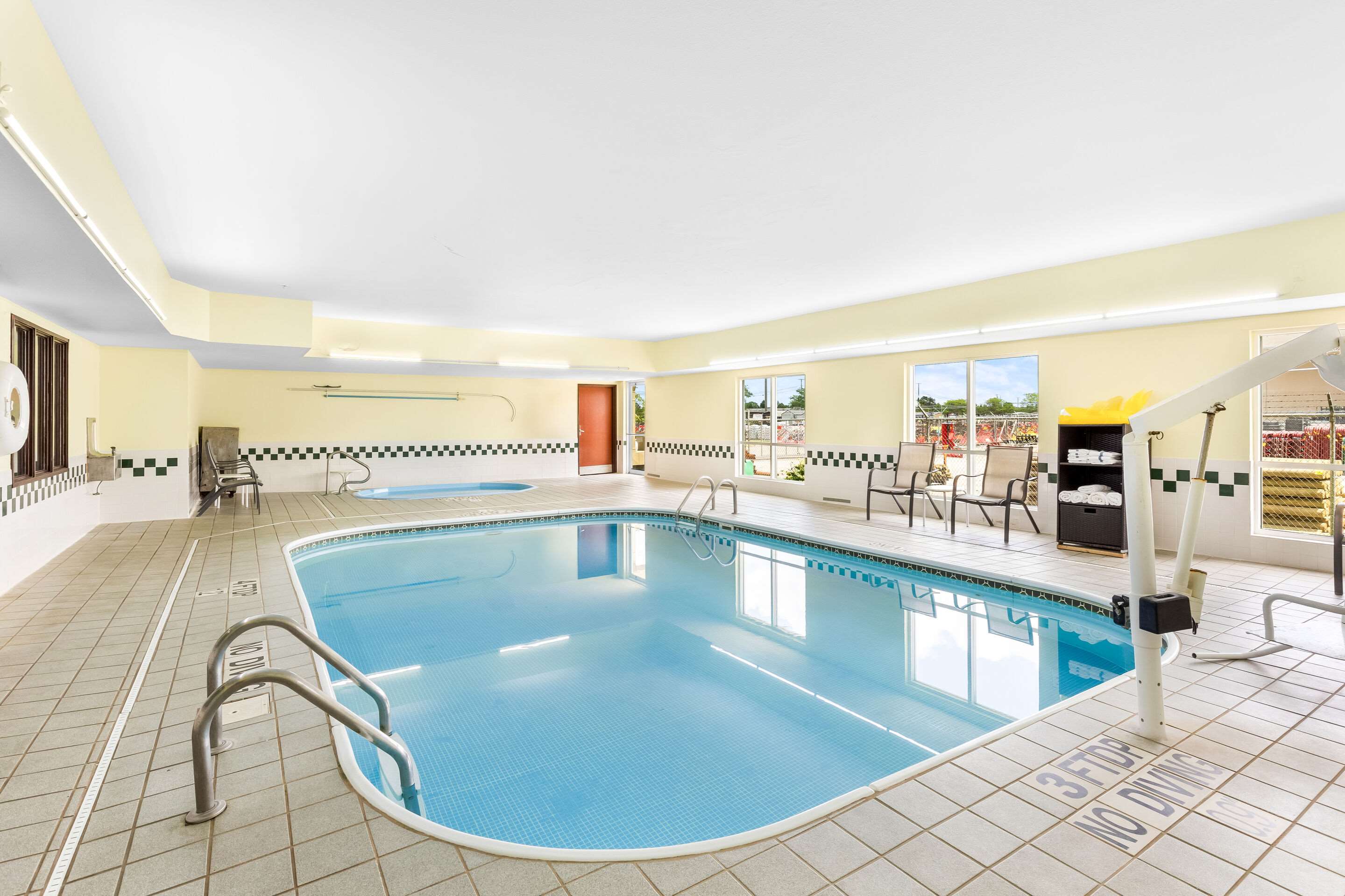 Indoor pool | Comfort Inn Marion
