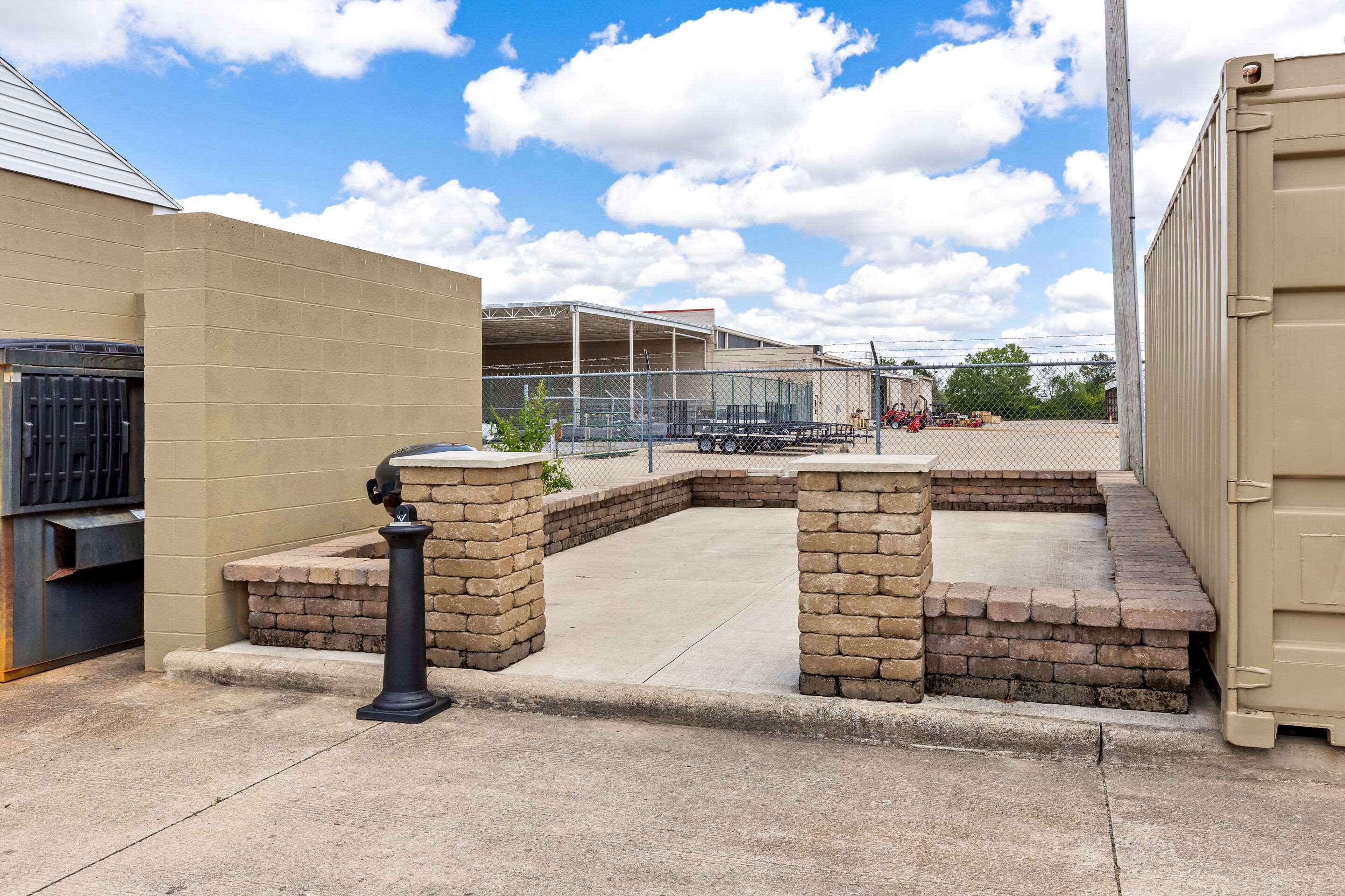 Hotel patio | Comfort Inn Marion