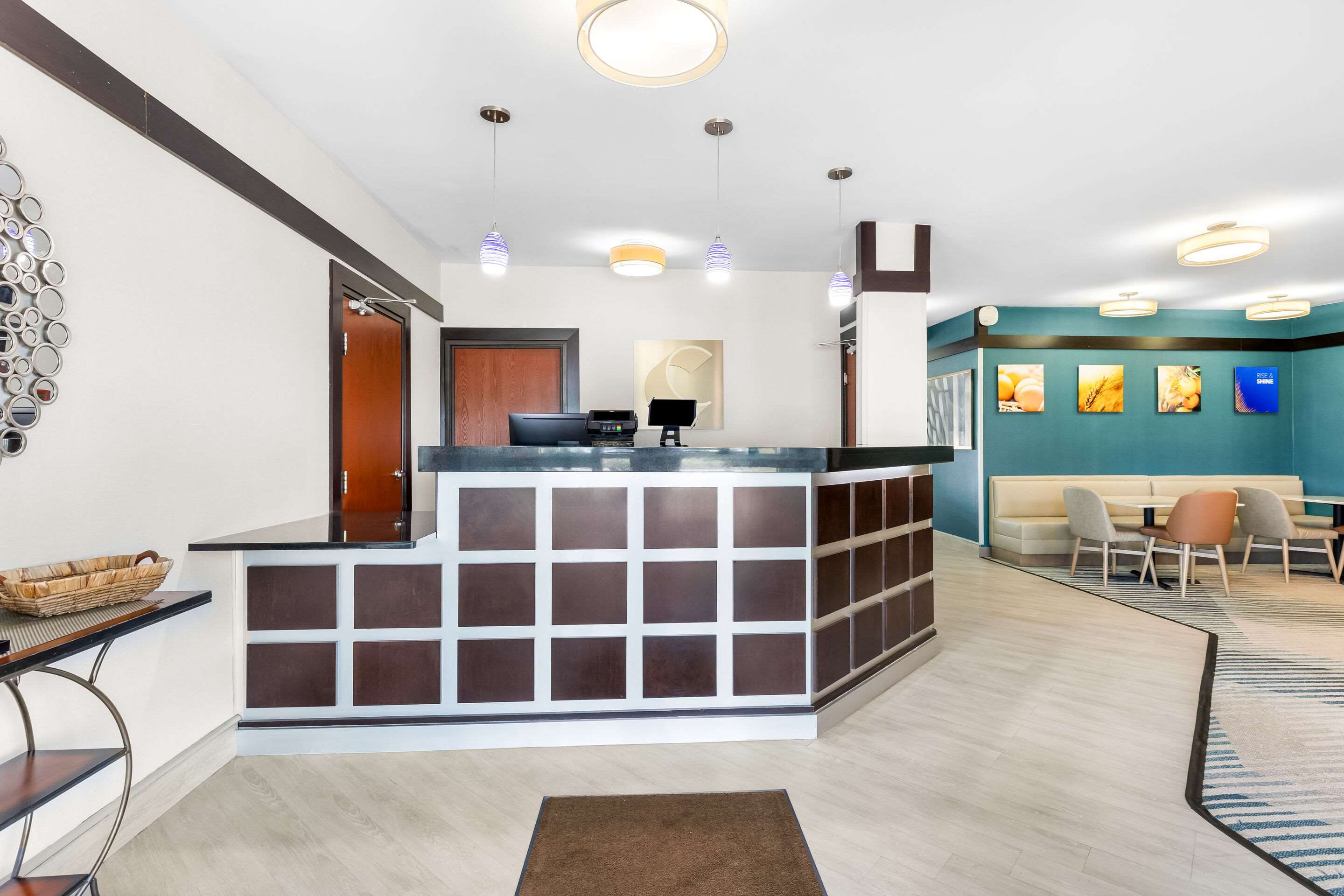 Front desk | Comfort Inn Marion