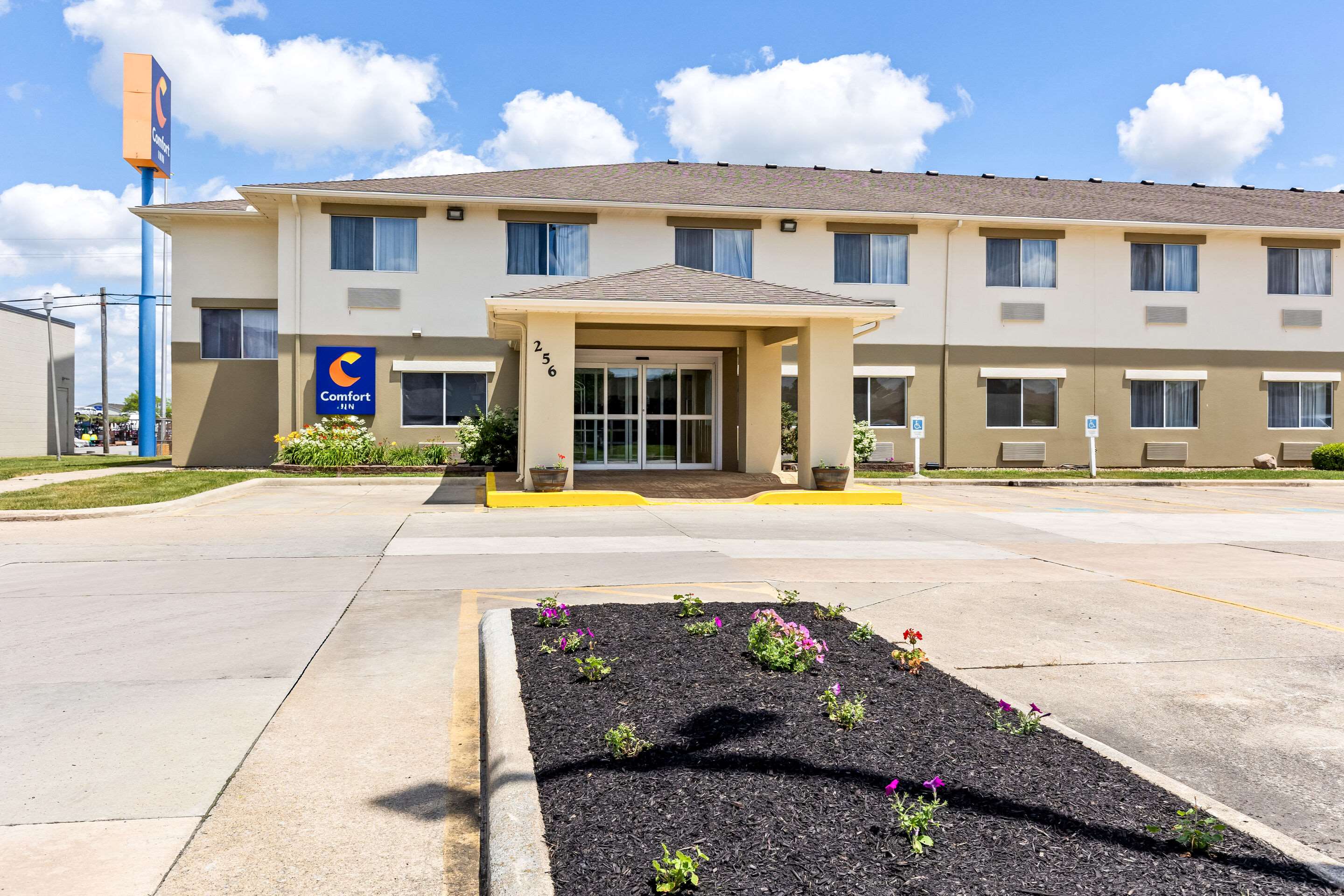 Hotel exterior | Comfort Inn Marion