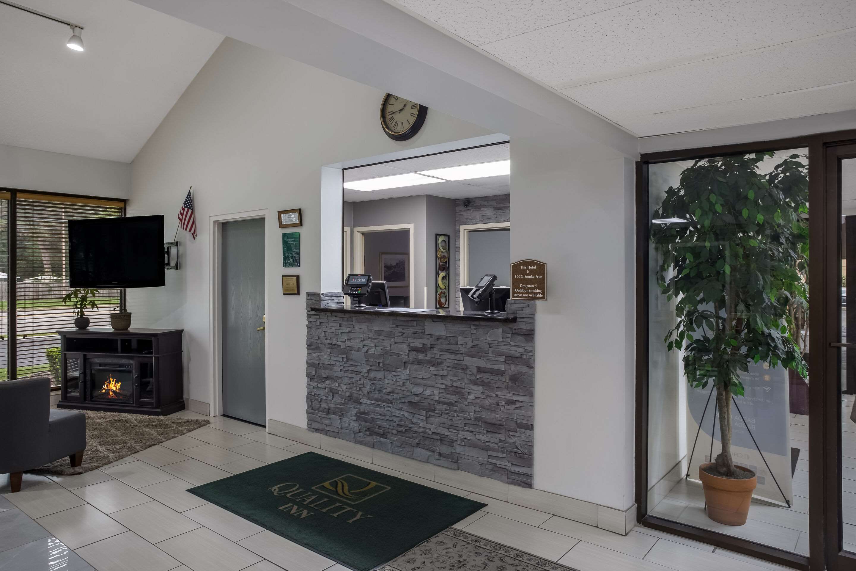 Hotel lobby | Quality Inn Toledo Westgate