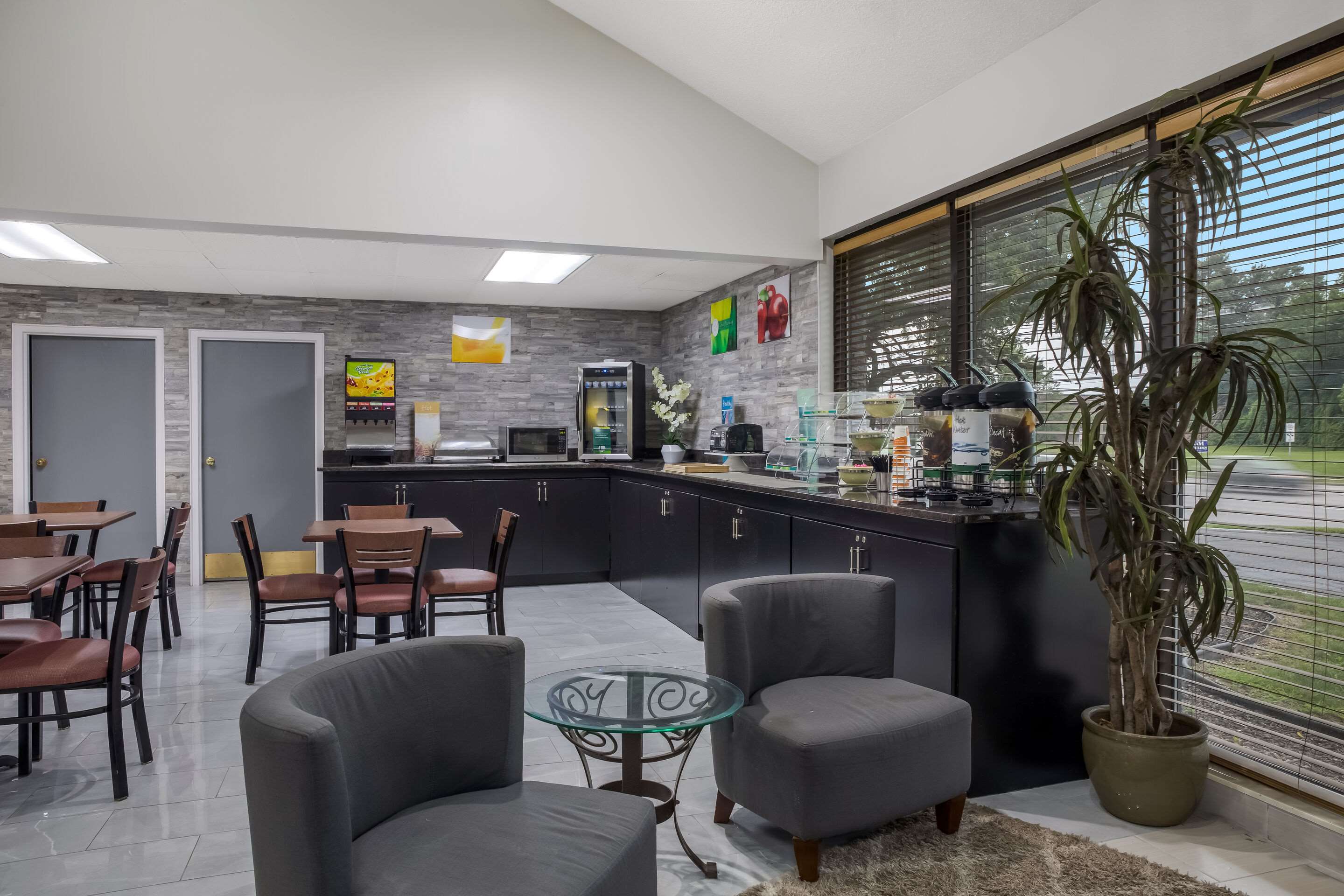 Breakfast area | Quality Inn Toledo Westgate