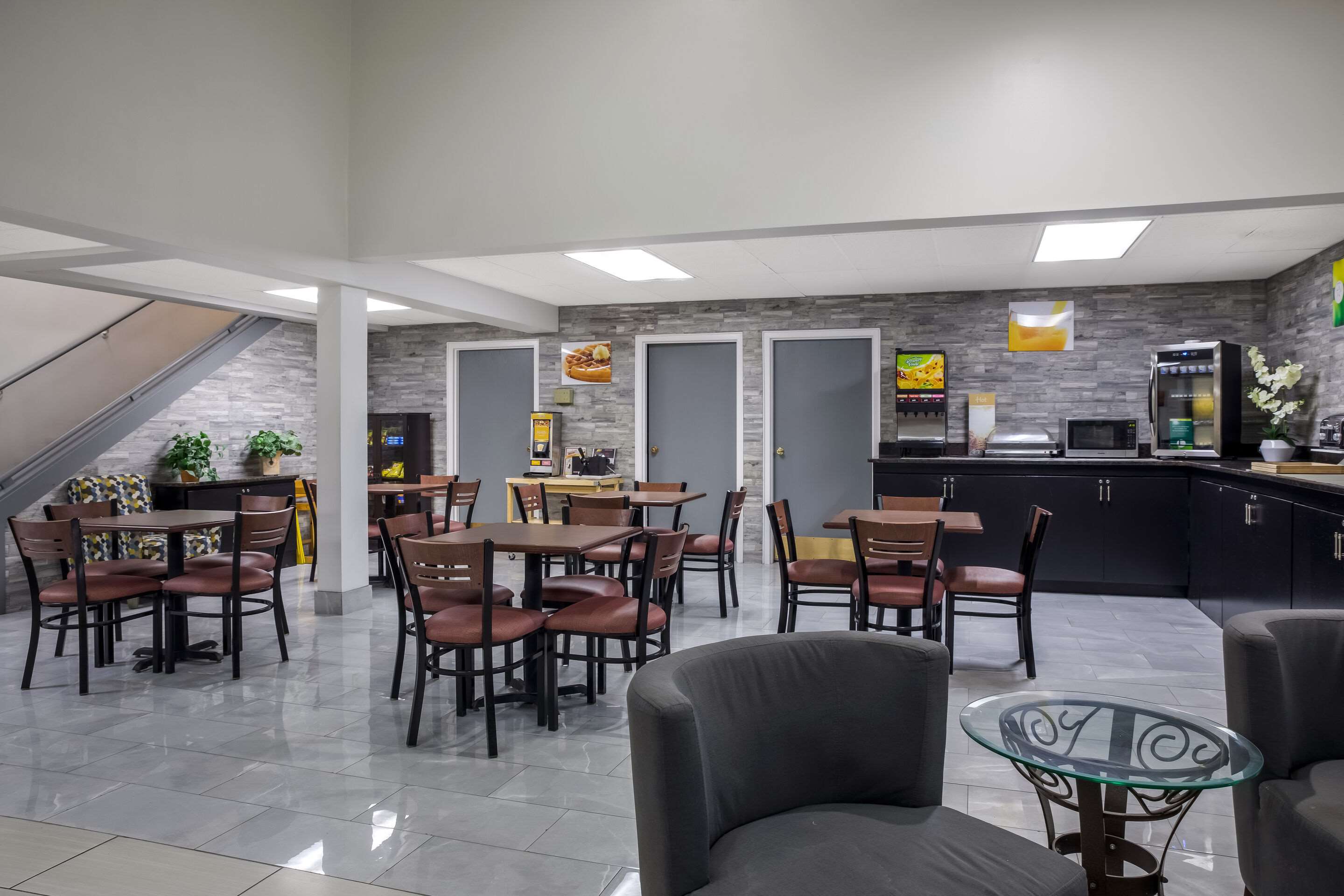 Breakfast area | Quality Inn Toledo Westgate