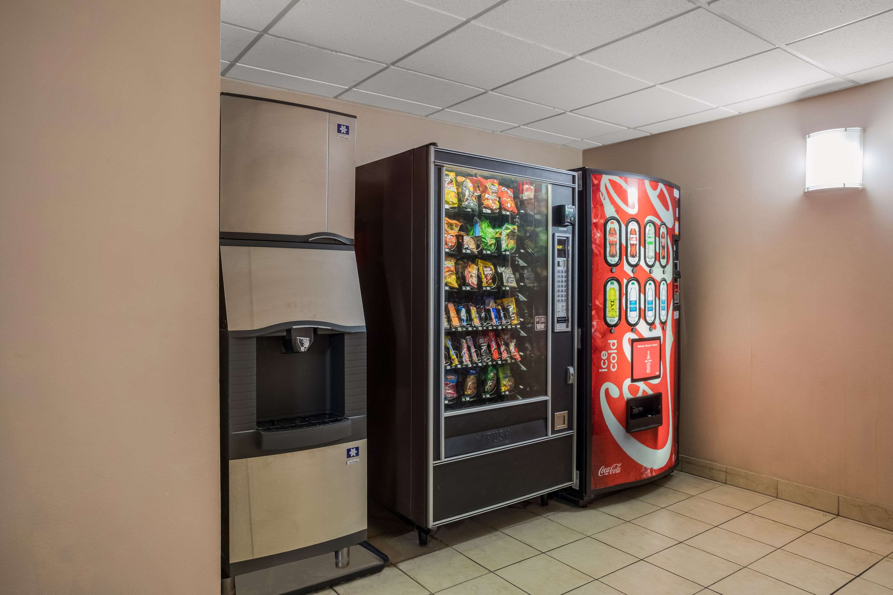 Hotel vending area | Quality Inn Toledo Westgate
