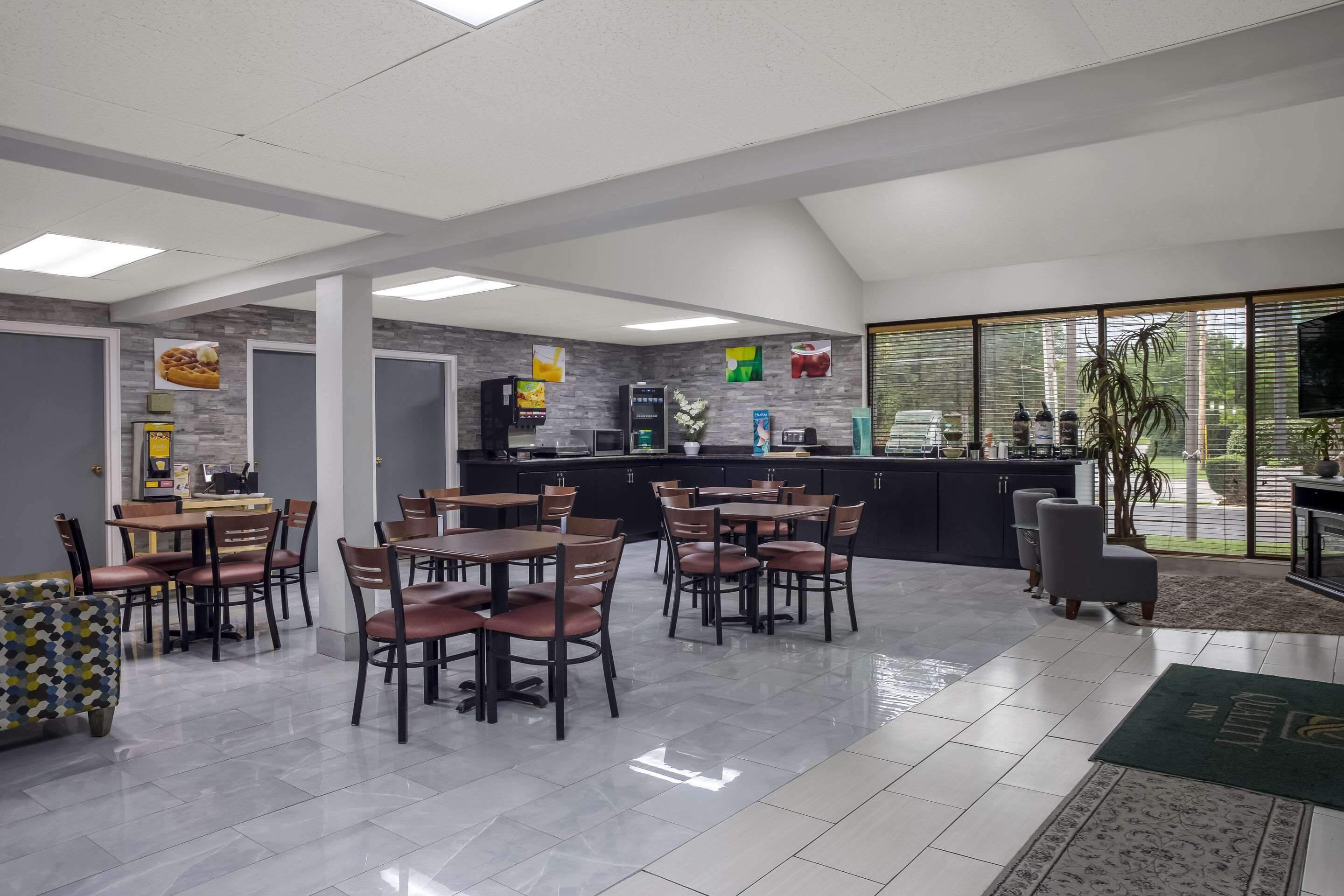 Breakfast area | Quality Inn Toledo Westgate