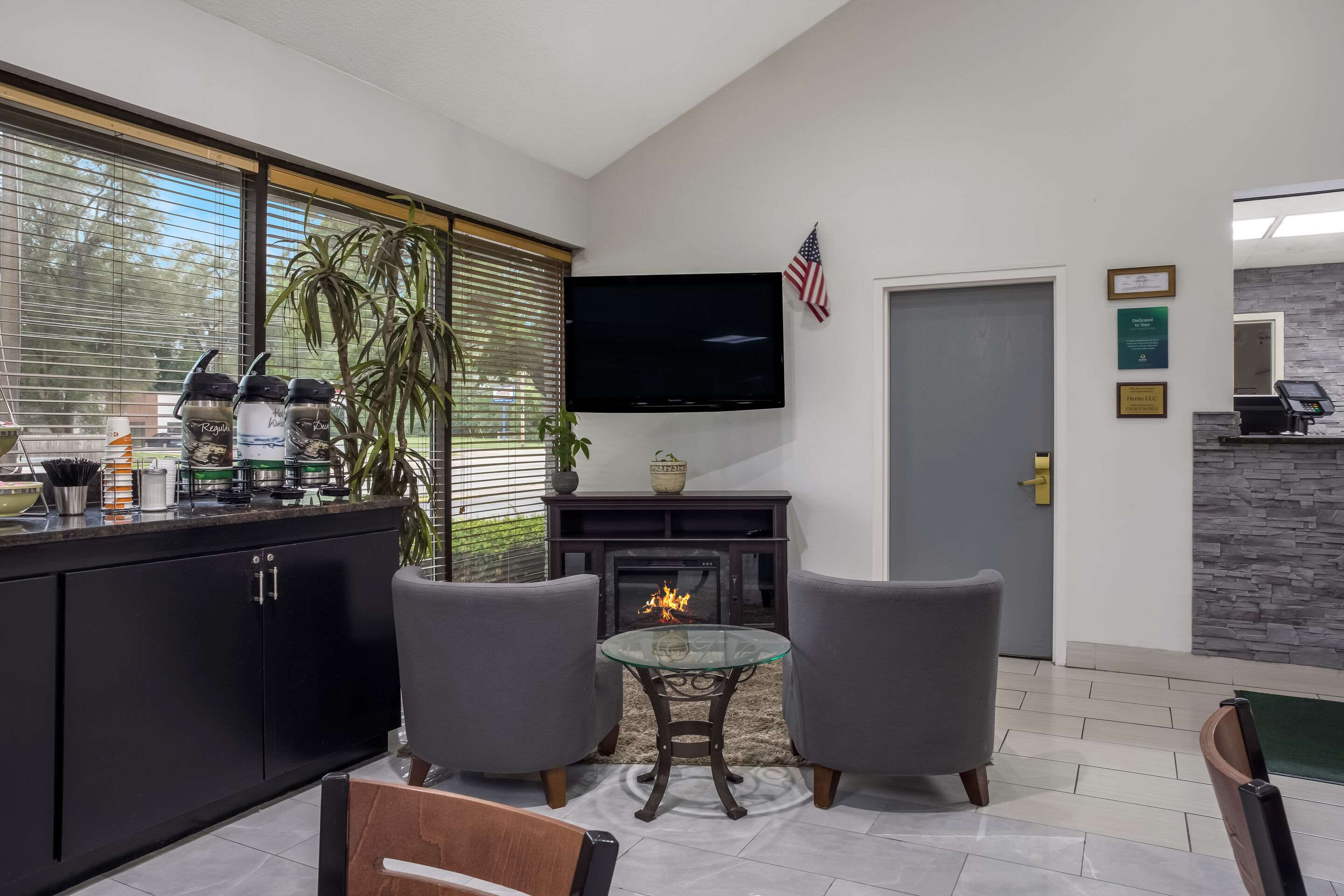 Enjoy breakfast in this seating area | Quality Inn Toledo Westgate