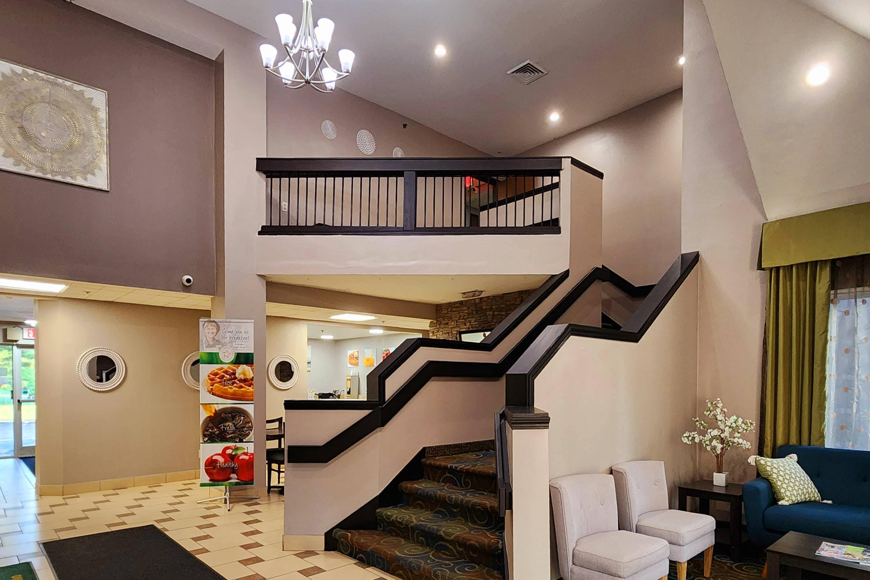 Lobby with sitting area | Quality Inn Brunswick Cleveland South