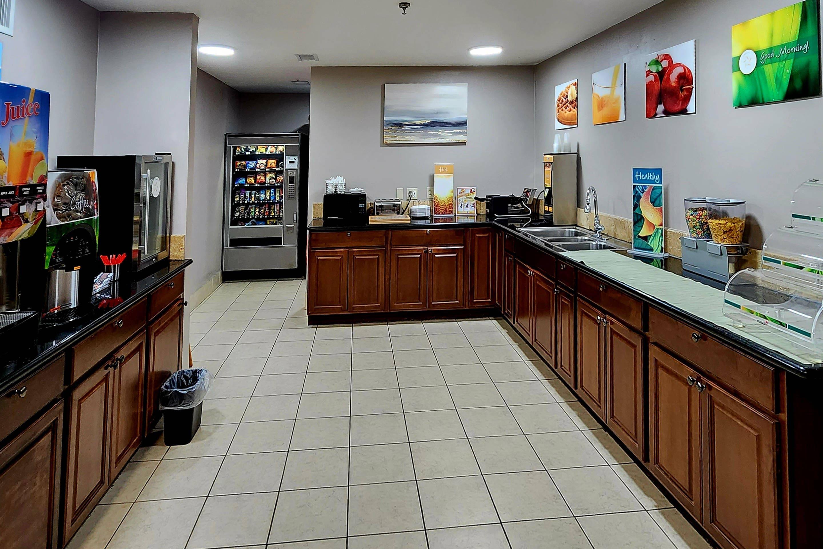 Breakfast area | Quality Inn Brunswick Cleveland South