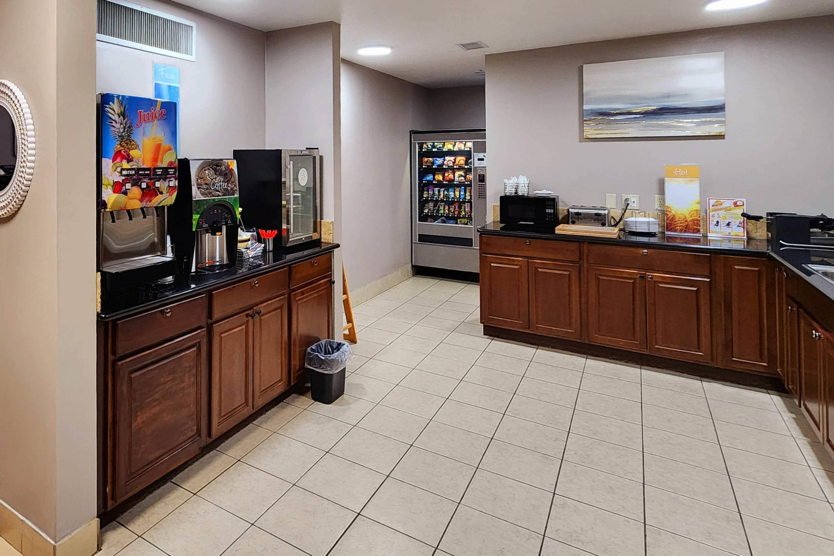 Breakfast area | Quality Inn Brunswick Cleveland South