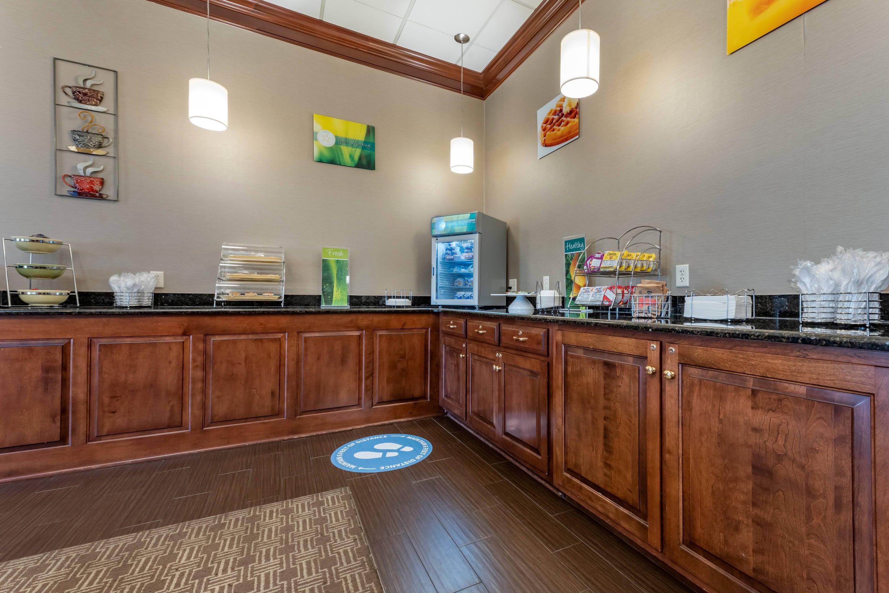 Breakfast area | Comfort Inn