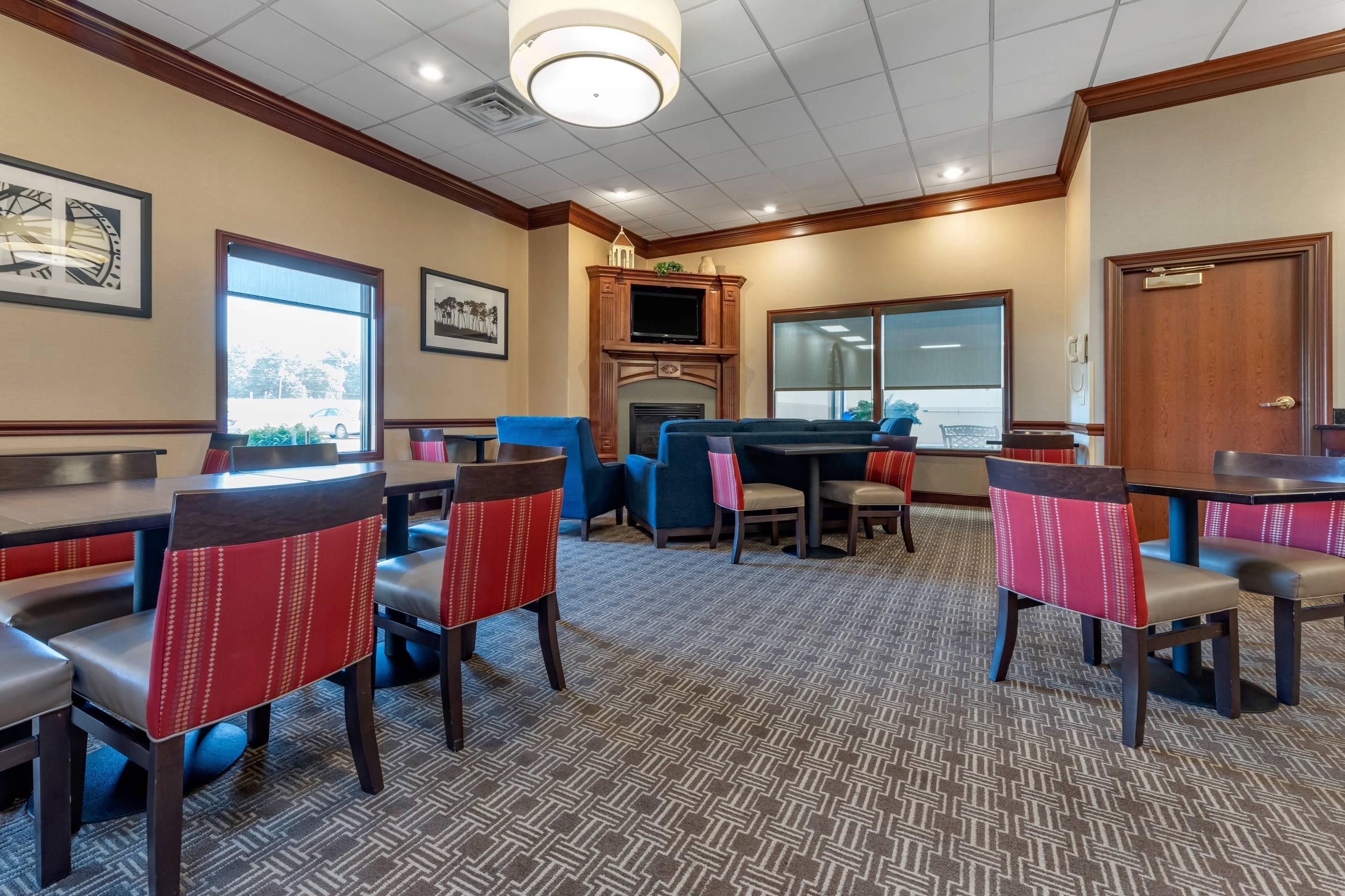Breakfast area | Comfort Inn