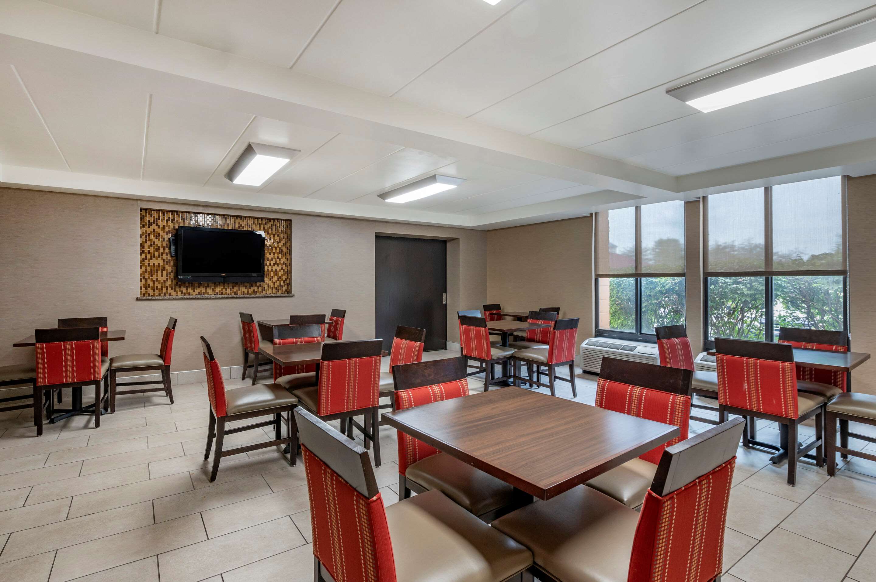 Breakfast area | Comfort Inn Northeast Cincinnati