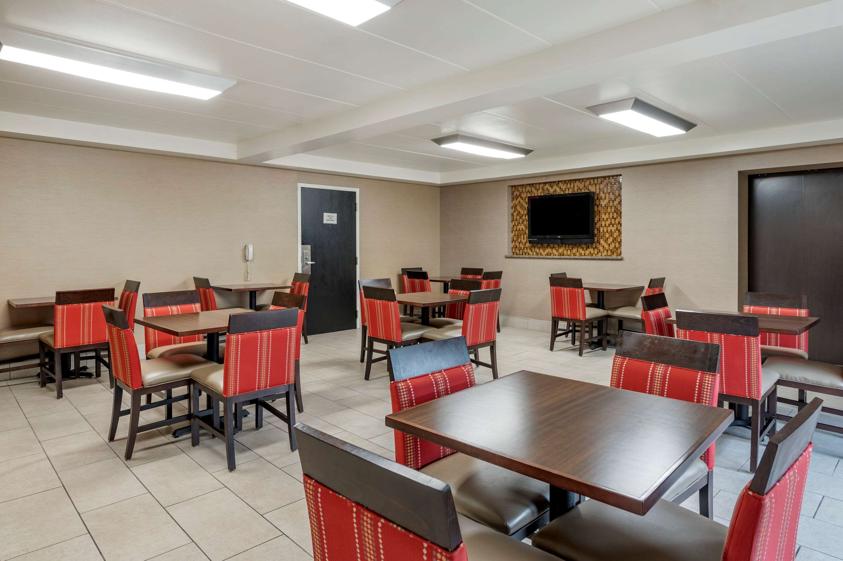 Breakfast area | Comfort Inn Northeast Cincinnati