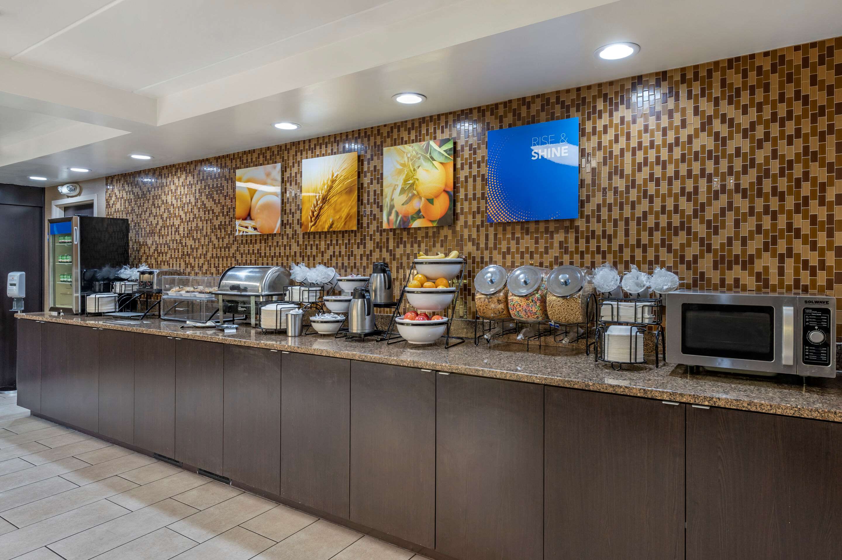 Breakfast area | Comfort Inn Northeast Cincinnati