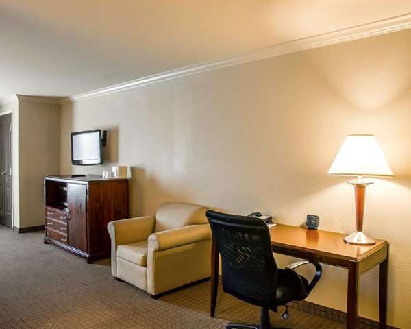  - Comfort Suites Forest Park