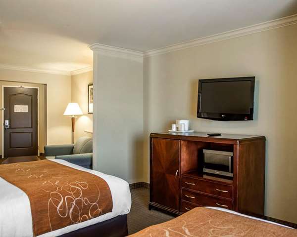  - Comfort Suites Forest Park