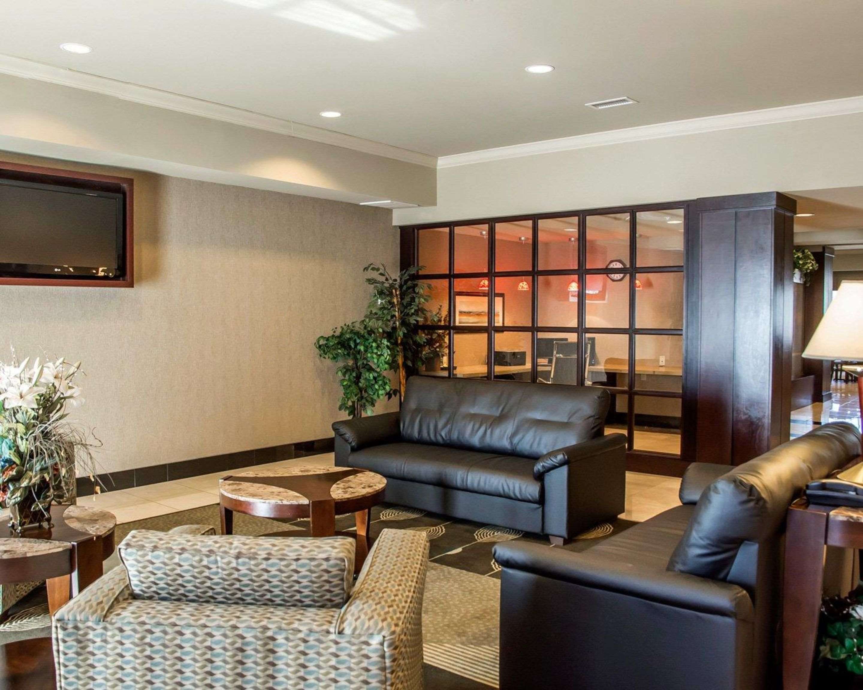 Lobby with sitting area | Comfort Suites Cincinnati North