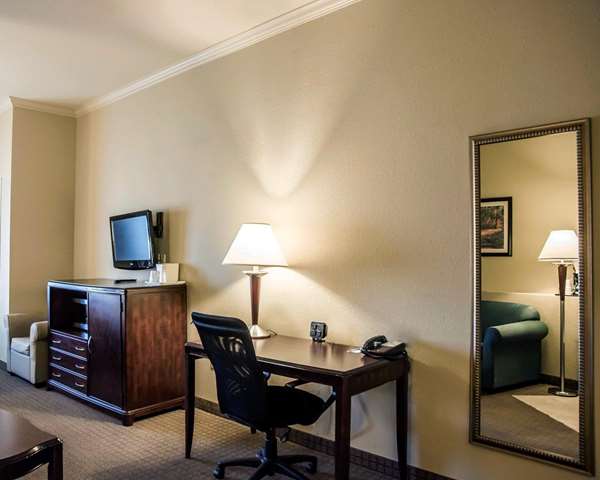  - Comfort Suites Forest Park