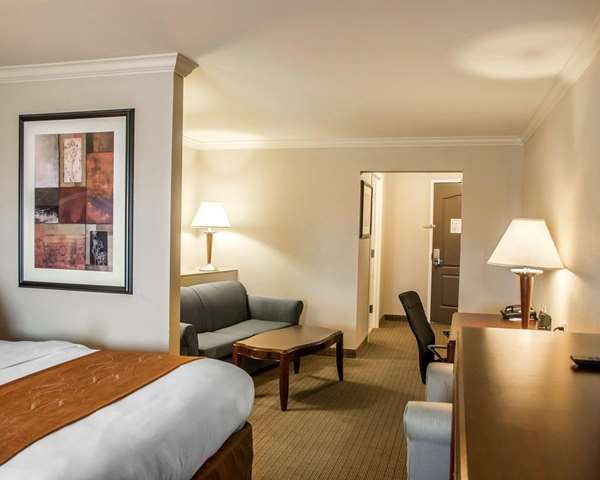  - Comfort Suites Forest Park
