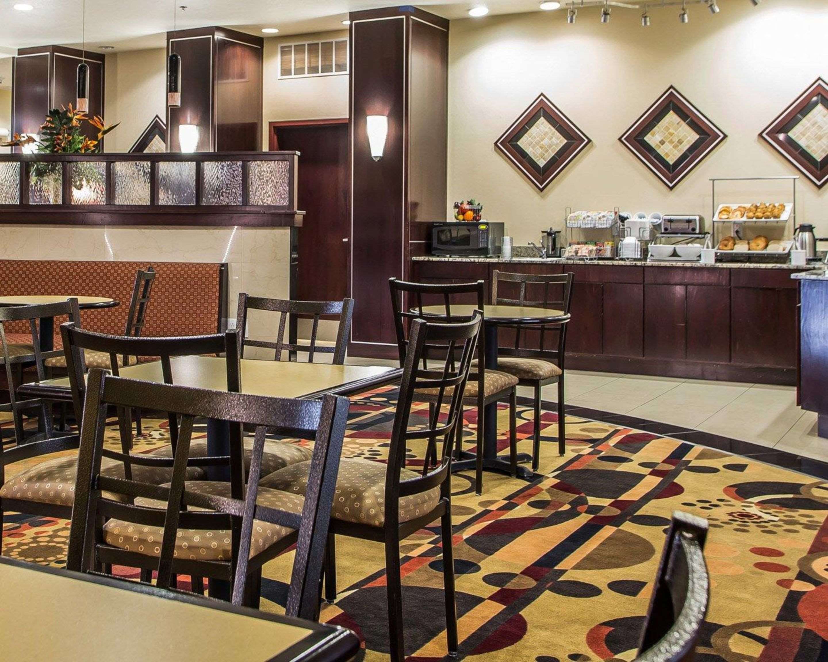 Breakfast area | Comfort Suites Troy-I75