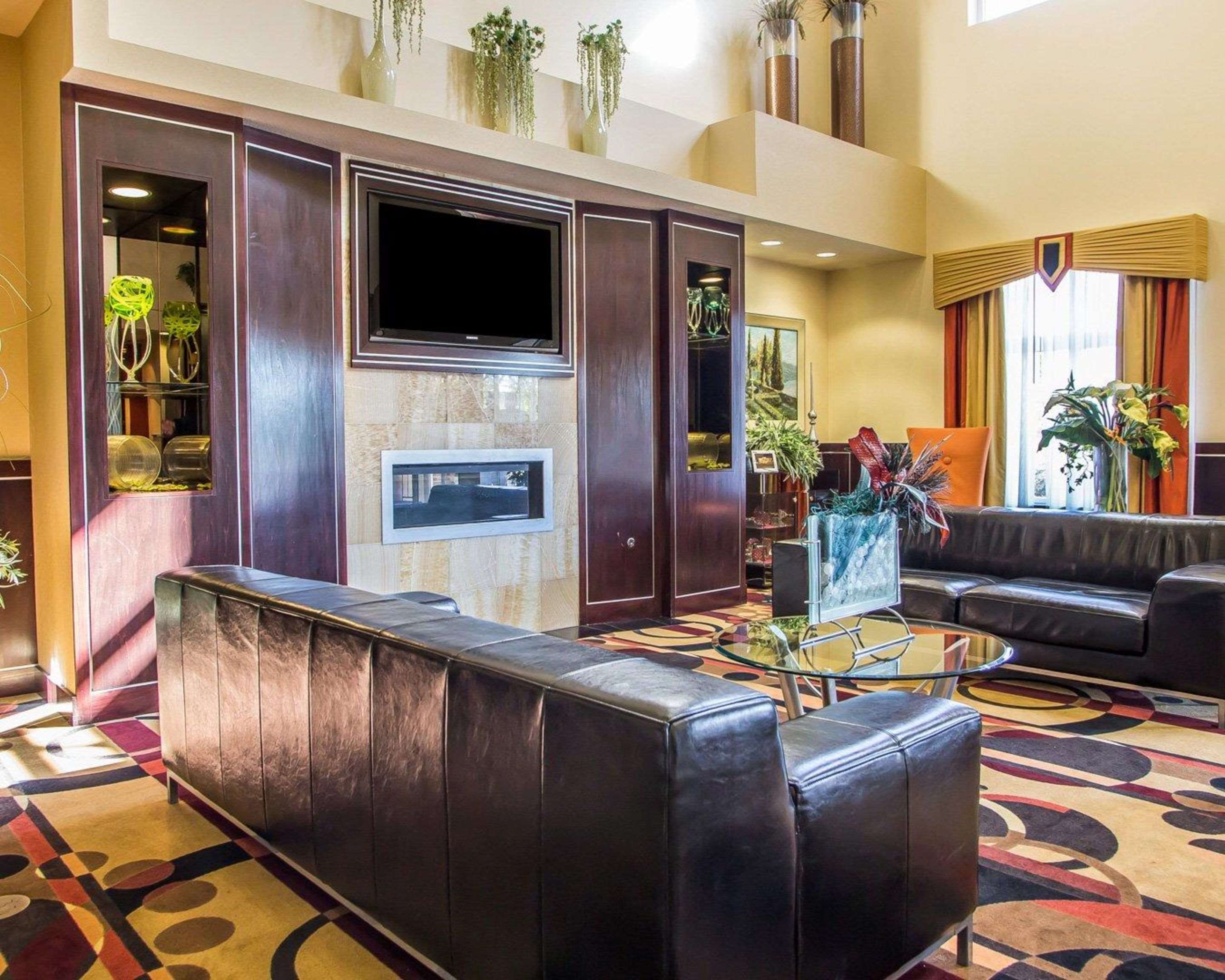 Lobby with sitting area | Comfort Suites Troy-I75