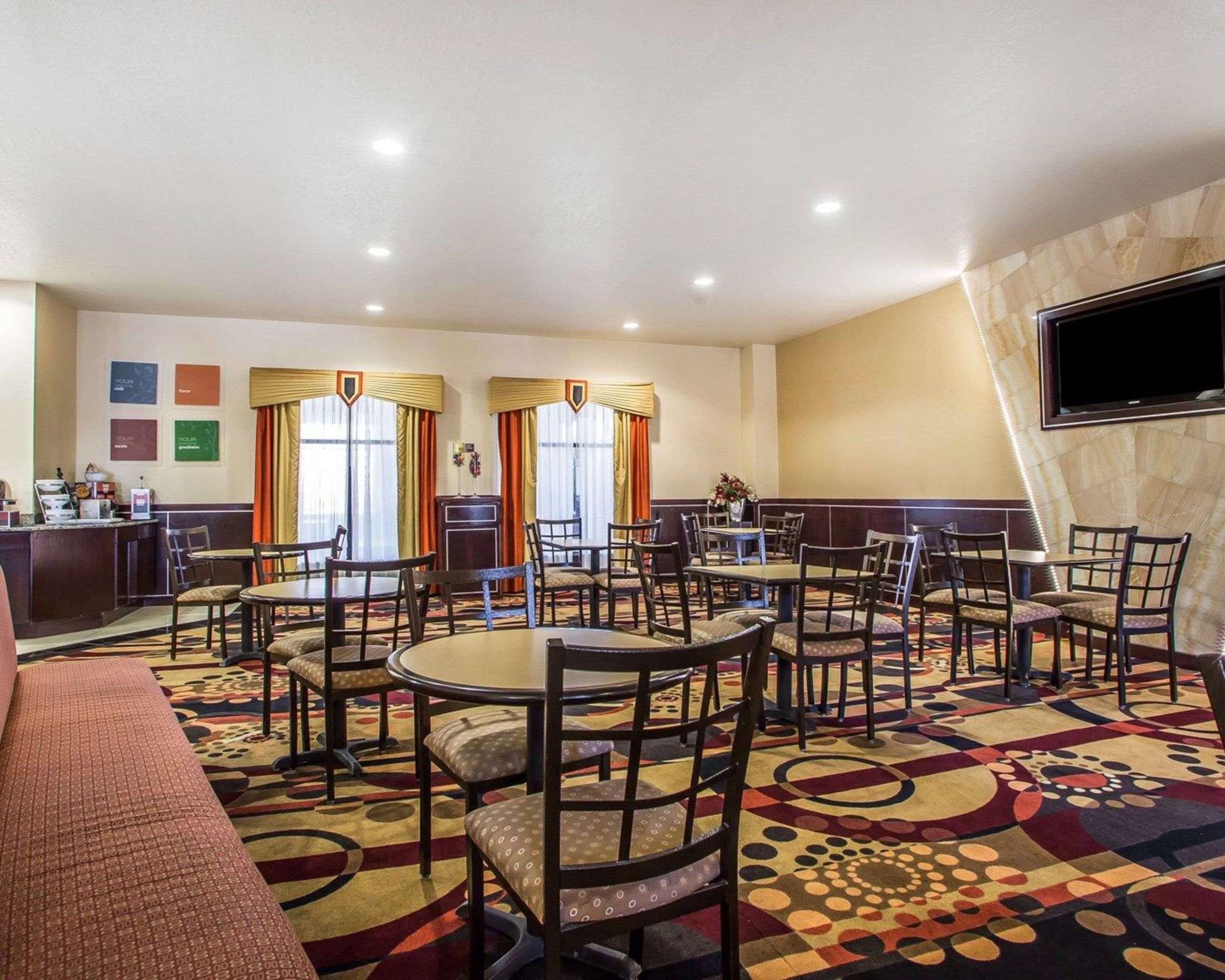 Enjoy breakfast in this seating area | Comfort Suites Troy-I75
