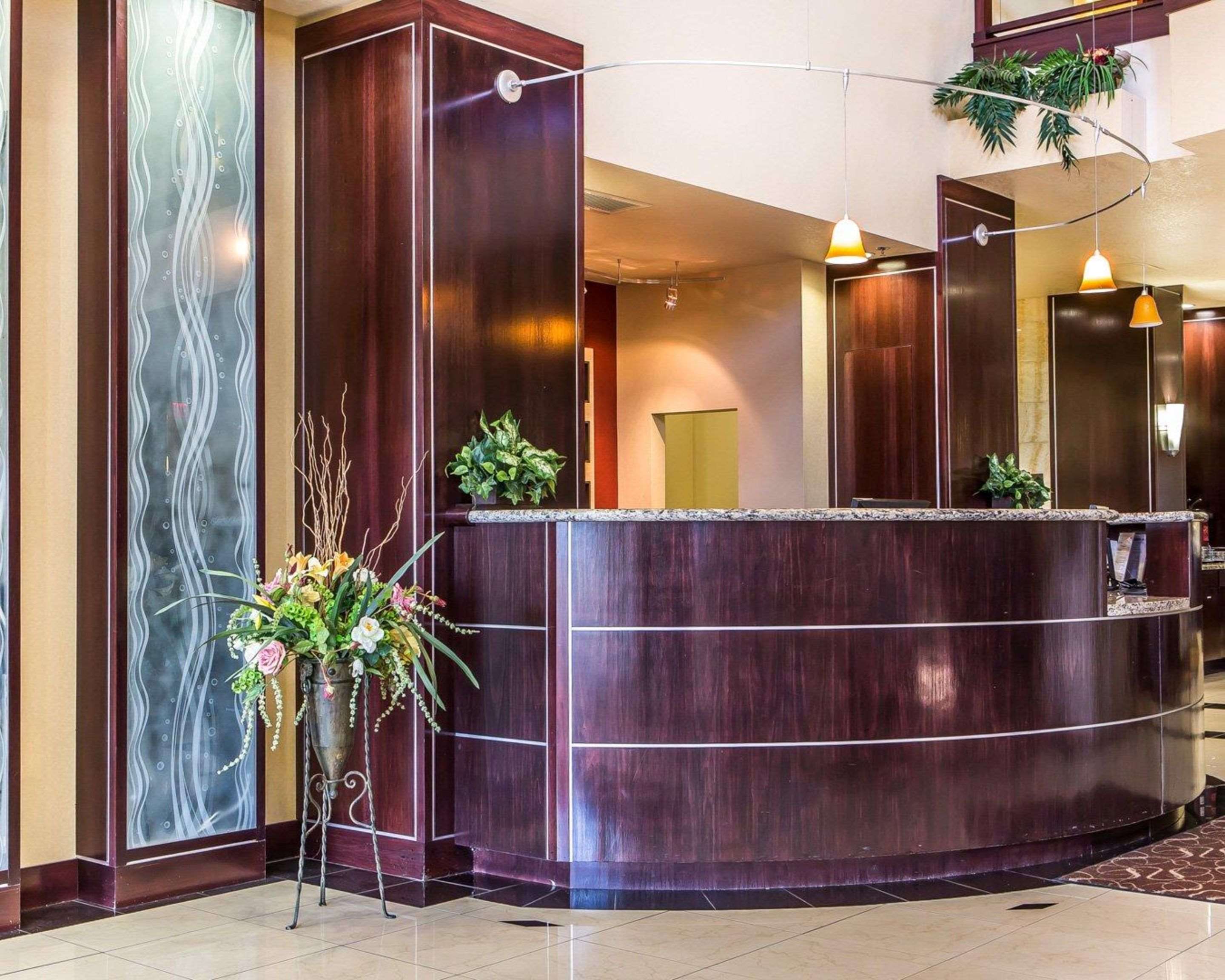 Front desk | Comfort Suites Troy-I75