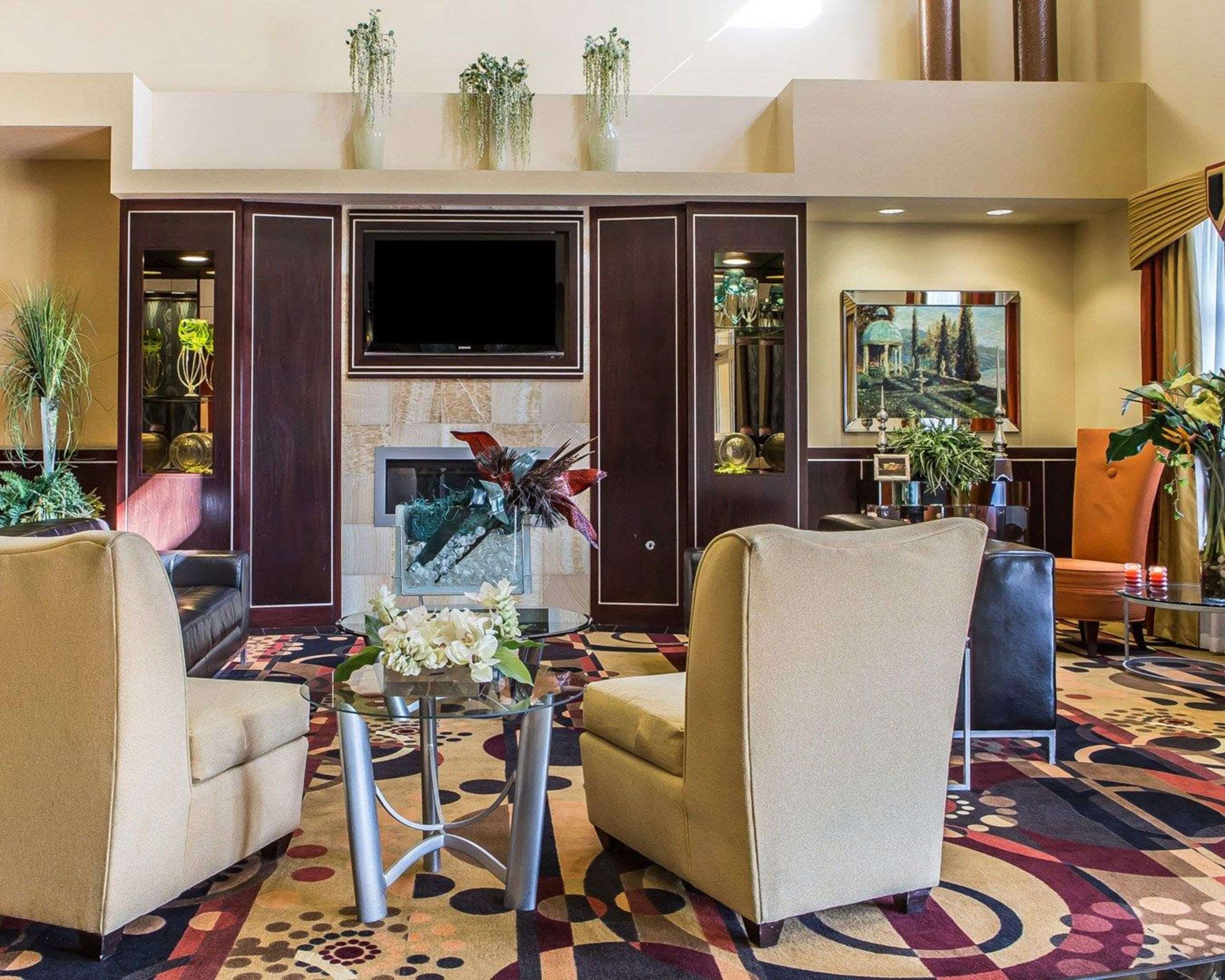Lobby with sitting area | Comfort Suites Troy-I75