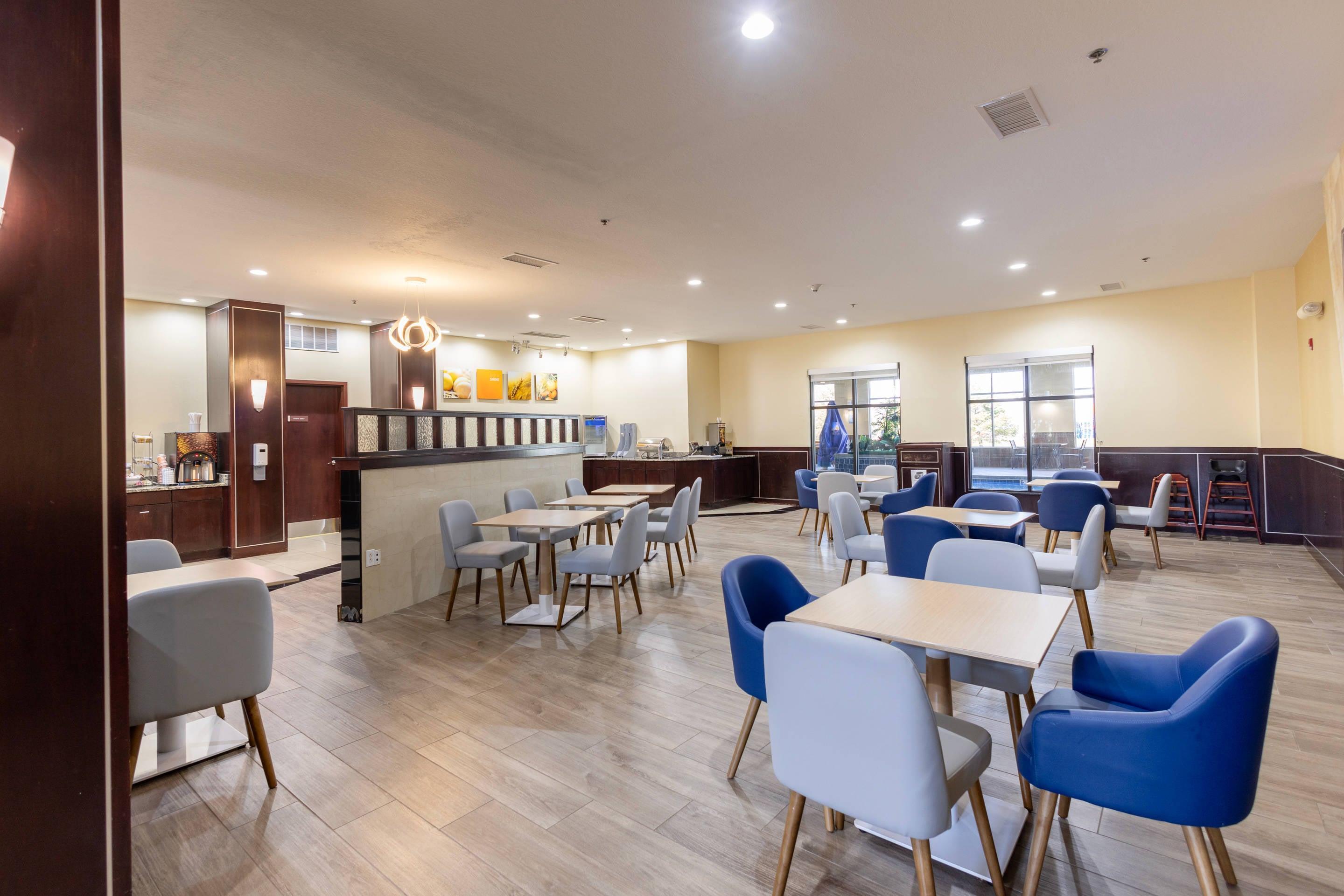 Breakfast area | Comfort Suites Troy-I75