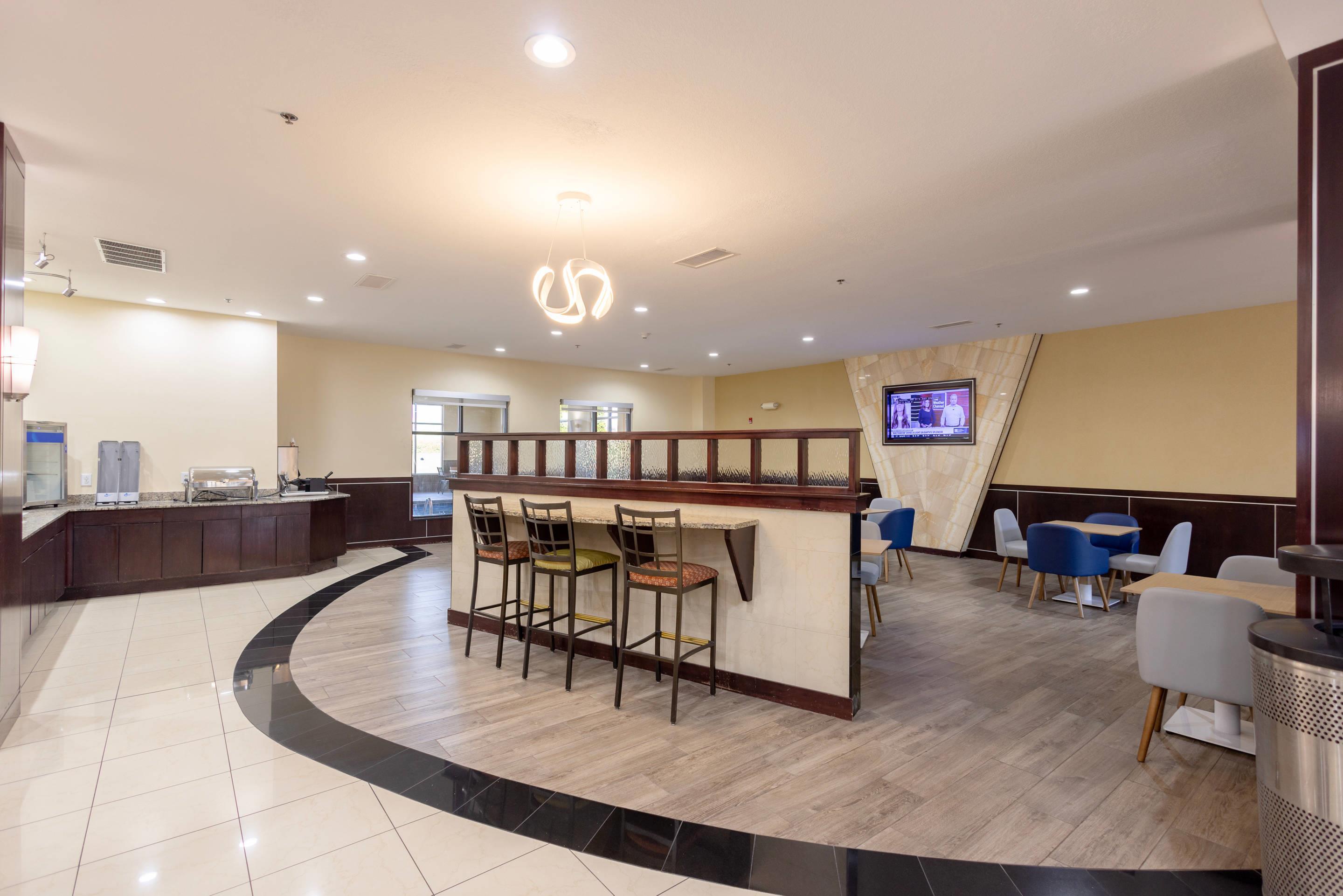 Breakfast area | Comfort Suites Troy-I75