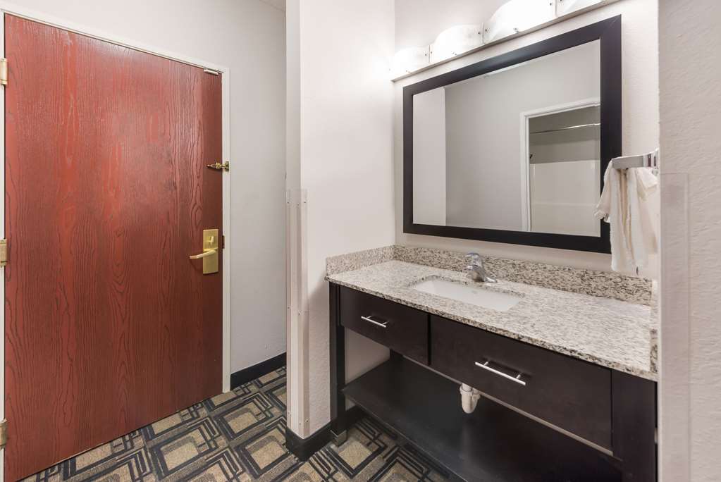 SUBURBAN STUDIOS MASON HWY 42-guestroom-Guest Room,Bathroom,On-Site.jpg