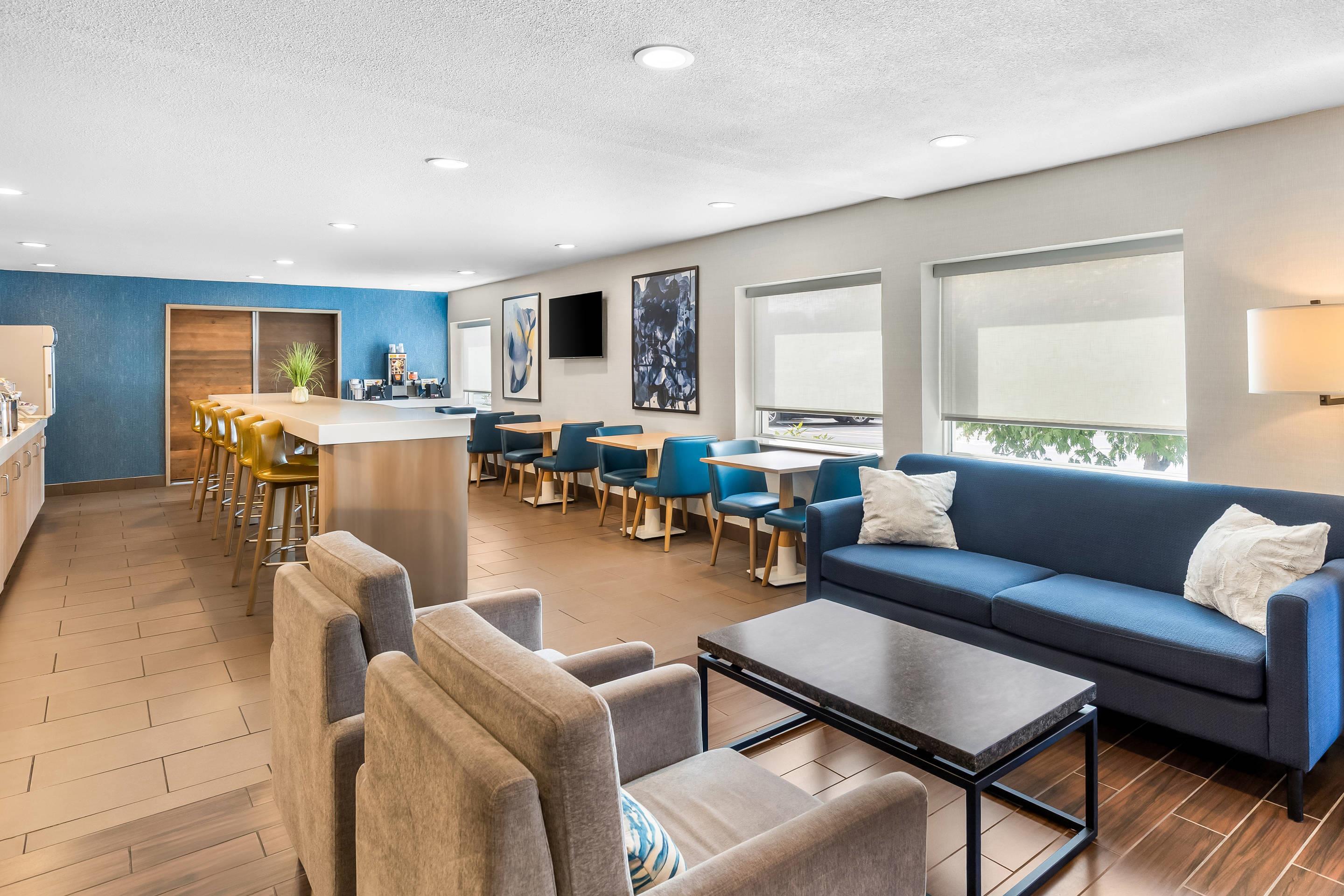 Breakfast area | Comfort Inn Mayfield Heights Cleveland East